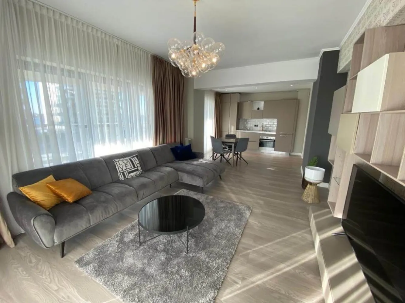Apartament 3 camere 90 mp + Terasa 50 Comision 0 Mamaia Nord Lac Dezvoltator - Direct Dezvoltator pune la vanzare tip apartament 3 camere cu o suprafata utila totala de 140 mp dintre care o terasa spatioasa de 49 mp , cu disponibilitati la parter etaj 2 , 3 , 12, 13 avand preturi diferite . 
Apartamentul este situat intr-un ansamblu construit in anul 2022 fiind compus din 9 etaje .

Pret. parter de 89.000/99.000 Euro +TVA
Etaje superioare 174.250 Euro +TVA

Cu acces rapid la toate punctele „fierbinți” din Mamaia Nord: Nuba Beach Club, LOFT, Crazy Beach, Fratelli Beach & Club, Breeze, complexul este totuși amplasat optim, fiind ferit de agitație și zgomot, astfel încât să te bucuri de o experiență cât mai relaxantă la malul mării. Apartamentele din Casa del Mar sunt variate, astfel vei putea găsi cu ușurință cea mai bună opțiune pentru tine și familia ta: studiouri și apartamente cu 2 și 3 camere
-Terase generoase ondulate cu spaţii vitrate largi şi vedere către mare;-
Sistem smart house optional;
-Jaluzeleelectrice;
-Centrală termică pe gaz
-Parcare subterană şi exterioară;
-Curte comuna generoasa;
-Incălzire înpardoseala și fatad aventilată în blocurile de pe malul marii;
-Piscina in curs de executie.
TERMEN MAXIM FINALIZARE 
Bloc B – Finalizat 2020; 
Bloc A – Finalizat 2022; 
Bloc E – Finalizat 2022; 
Bloc C – Decembrie 2023; 
Bloc F – Martie 2024;