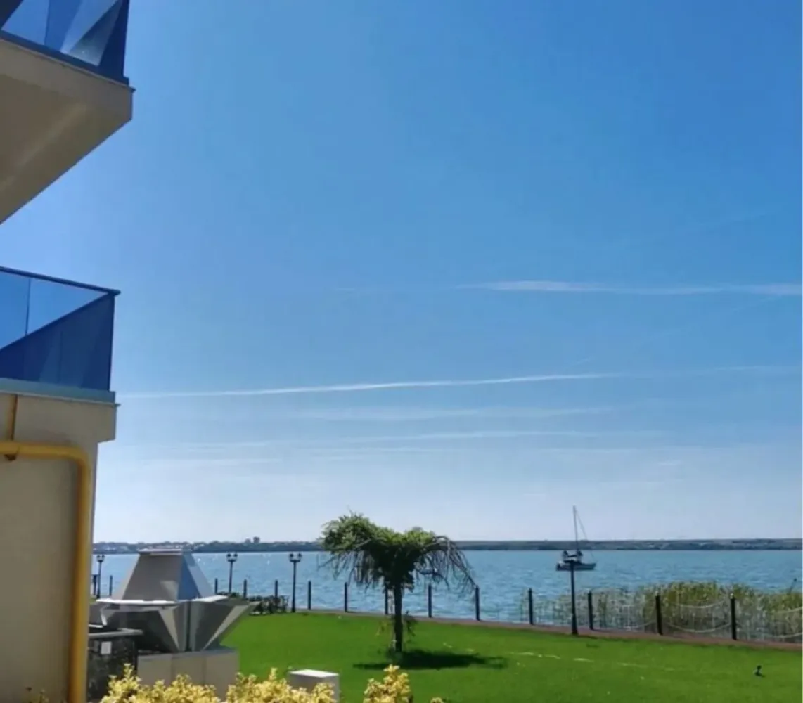 Direct Dezvoltator Comision 0% Studio . 47 mp + Terasa 65 mp Solid Rezidence - Ansamblu amplasat pe malul lacului Siutghiol, in zona Butoaie, la mica distanta de cluburile in voga din Mamaia, terase si la 2 pasi de plaja
Apartament 2 camere cu o suprafata utila construita de 131 mp de unde rezulta 47 mp studioul si o terasa de 65 mp , disponibil la etajul 8. 

Complexul rezidential– situat in Mamaia ,este un ansamblu de locuinte de vacanta cu regim de inaltime S+P+-8E ce cuprinde 237 de suite impartite in 4 scari in care veti gasi la vanzare:
- studiouri cu suprafete cuprinse intre 46.25 mp si 59.73 mp construiti,
- suite cu 2 camere cu suprafete cuprinse intre 65.40 mp si 77.50 mp si
- suite cu 3 camere cu o suprafata construita de 102.05 mp.

Aceste locuinte se predau complet finisate si dotate cu:
- usi,
- centrala proprie pe gaze si calorifere,
- aer conditionat
- gresie/parchet, faianta,
- tamplarie pvc cu geam termopan,
- obiecte sanitare,
- instalatii electrice, termice, sanitare, de gaz (la momentul predarii locuintelor, toate utilitatile sunt functionale) si
- 2 lifturi ultra-moderne in fiecare scara

In vecinatate gasiti:
- mijloace de transport in comun, cu statie chiar la iesire din complex
- Marketuri deschise tot anul
- restaurantul Dorna, Estival s.a.
- complexul comercial Butoaie
- plaja H2O, Vega, Crazy s.a.
- cluburile Fratelli, EGO, Breeze, Bamboo s.a.
- terenuri de tenis s.a.

Complexul rezidential va ofera numeroase facilitati:
- Acces restrictionat cu bariera automatizata si gard
- Parcare subterana si supraterana (optional contra cost)
- Spatii verzi si
- Paza si Monitorizare video 24 din 24.

Cientii nostril beneficiaza de solutii avantajoase de finantare:
- Plata integrală
- Plata prin credit bancar

PROIECT FINALIZAT !

Pretul nu include TVA si este valabil pentru plata integrala.