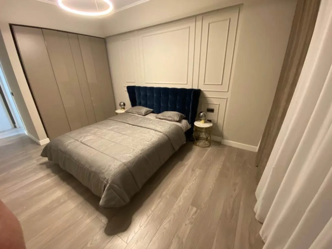 Apartament 3 camere 90 mp + Terasa 50 Comision 0 Mamaia Nord Lac Dezvoltator - Direct Dezvoltator pune la vanzare tip apartament 3 camere cu o suprafata utila totala de 140 mp dintre care o terasa spatioasa de 49 mp , cu disponibilitati la parter etaj 2 , 3 , 12, 13 avand preturi diferite . 
Apartamentul este situat intr-un ansamblu construit in anul 2022 fiind compus din 9 etaje .

Pret. parter de 89.000/99.000 Euro +TVA
Etaje superioare 174.250 Euro +TVA

Cu acces rapid la toate punctele „fierbinți” din Mamaia Nord: Nuba Beach Club, LOFT, Crazy Beach, Fratelli Beach & Club, Breeze, complexul este totuși amplasat optim, fiind ferit de agitație și zgomot, astfel încât să te bucuri de o experiență cât mai relaxantă la malul mării. Apartamentele din Casa del Mar sunt variate, astfel vei putea găsi cu ușurință cea mai bună opțiune pentru tine și familia ta: studiouri și apartamente cu 2 și 3 camere
-Terase generoase ondulate cu spaţii vitrate largi şi vedere către mare;-
Sistem smart house optional;
-Jaluzeleelectrice;
-Centrală termică pe gaz
-Parcare subterană şi exterioară;
-Curte comuna generoasa;
-Incălzire înpardoseala și fatad aventilată în blocurile de pe malul marii;
-Piscina in curs de executie.
TERMEN MAXIM FINALIZARE 
Bloc B – Finalizat 2020; 
Bloc A – Finalizat 2022; 
Bloc E – Finalizat 2022; 
Bloc C – Decembrie 2023; 
Bloc F – Martie 2024;