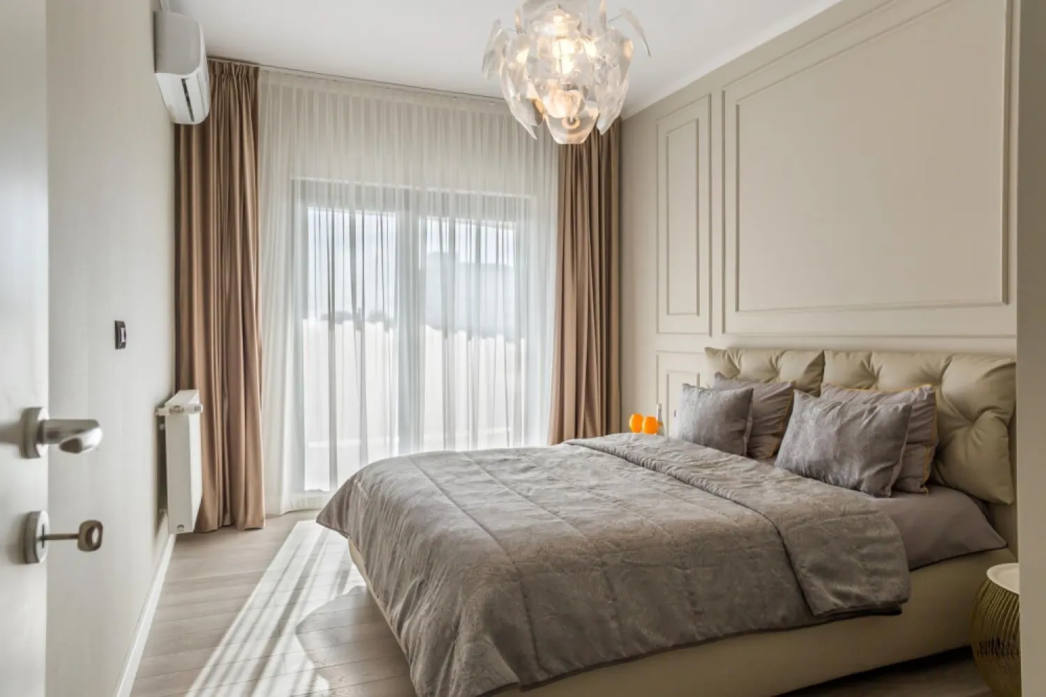 Apartament 3 camere 90 mp + Terasa 50 Comision 0 Mamaia Nord Lac Dezvoltator - Direct Dezvoltator pune la vanzare tip apartament 3 camere cu o suprafata utila totala de 140 mp dintre care o terasa spatioasa de 49 mp , cu disponibilitati la parter etaj 2 , 3 , 12, 13 avand preturi diferite . 
Apartamentul este situat intr-un ansamblu construit in anul 2022 fiind compus din 9 etaje .

Pret. parter de 89.000/99.000 Euro +TVA
Etaje superioare 174.250 Euro +TVA

Cu acces rapid la toate punctele „fierbinți” din Mamaia Nord: Nuba Beach Club, LOFT, Crazy Beach, Fratelli Beach & Club, Breeze, complexul este totuși amplasat optim, fiind ferit de agitație și zgomot, astfel încât să te bucuri de o experiență cât mai relaxantă la malul mării. Apartamentele din Casa del Mar sunt variate, astfel vei putea găsi cu ușurință cea mai bună opțiune pentru tine și familia ta: studiouri și apartamente cu 2 și 3 camere
-Terase generoase ondulate cu spaţii vitrate largi şi vedere către mare;-
Sistem smart house optional;
-Jaluzeleelectrice;
-Centrală termică pe gaz
-Parcare subterană şi exterioară;
-Curte comuna generoasa;
-Incălzire înpardoseala și fatad aventilată în blocurile de pe malul marii;
-Piscina in curs de executie.
TERMEN MAXIM FINALIZARE 
Bloc B – Finalizat 2020; 
Bloc A – Finalizat 2022; 
Bloc E – Finalizat 2022; 
Bloc C – Decembrie 2023; 
Bloc F – Martie 2024;