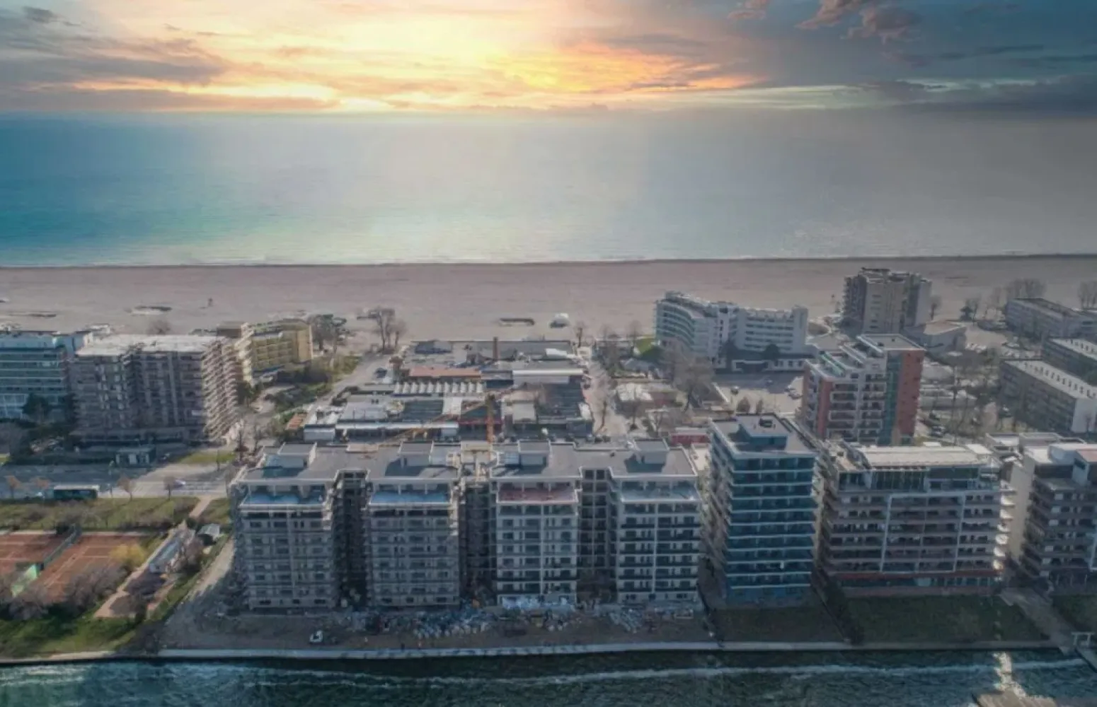 Promotie Garsoniera 45 mp + Terasa 19 mp Comision 0% Mamaia - Ansamblu amplasat pe malul lacului Siutghiol, in zona Butoaie, la mica distanta de cluburile in voga din Mamaia, terase si la 2 pasi de plaja
Garsoniera cu o suprafata utila totala de 78 mp de unde rezulta 45 mp utili si o terasa spatioasa de 19 mp , disponibil la parter 
Complexul – situat in Mamaia ,este un ansamblu de locuinte de vacanta cu regim de inaltime S+P+-8E ce cuprinde 237 de suite impartite in 4 scari in care veti gasi la vanzare:
- studiouri cu suprafete cuprinse intre 46.25 mp si 59.73 mp construiti,
- suite cu 2 camere cu suprafete cuprinse intre 65.40 mp si 77.50 mp si
- suite cu 3 camere cu o suprafata construita de 102.05 mp.

Aceste locuinte se predau complet finisate si dotate cu:
- usi,
- centrala proprie pe gaze si calorifere,
- aer conditionat
- gresie/parchet, faianta,
- tamplarie pvc cu geam termopan,
- obiecte sanitare,
- instalatii electrice, termice, sanitare, de gaz (la momentul predarii locuintelor, toate utilitatile sunt functionale) si
- 2 lifturi ultra-moderne in fiecare scara

In vecinatate gasiti:
- mijloace de transport in comun, cu statie chiar la iesire din complex
- Marketuri deschise tot anul
- restaurantul Dorna, Estival s.a.
- complexul comercial Butoaie
- plaja H2O, Vega, Crazy s.a.
- cluburile Fratelli, EGO, Breeze, Bamboo s.a.
- terenuri de tenis s.a.

Complexul rezidential va ofera numeroase facilitati:
- Acces restrictionat cu bariera automatizata si gard
- Parcare subterana si supraterana (optional contra cost)
- Spatii verzi si
- Paza si Monitorizare video 24 din 24.

Cientii nostril beneficiaza de solutii avantajoase de finantare:
- Plata integrală
- Plata prin credit bancar

PROIECT FINALIZAT !

Pretul nu include TVA si este valabil pentru plata integrala.