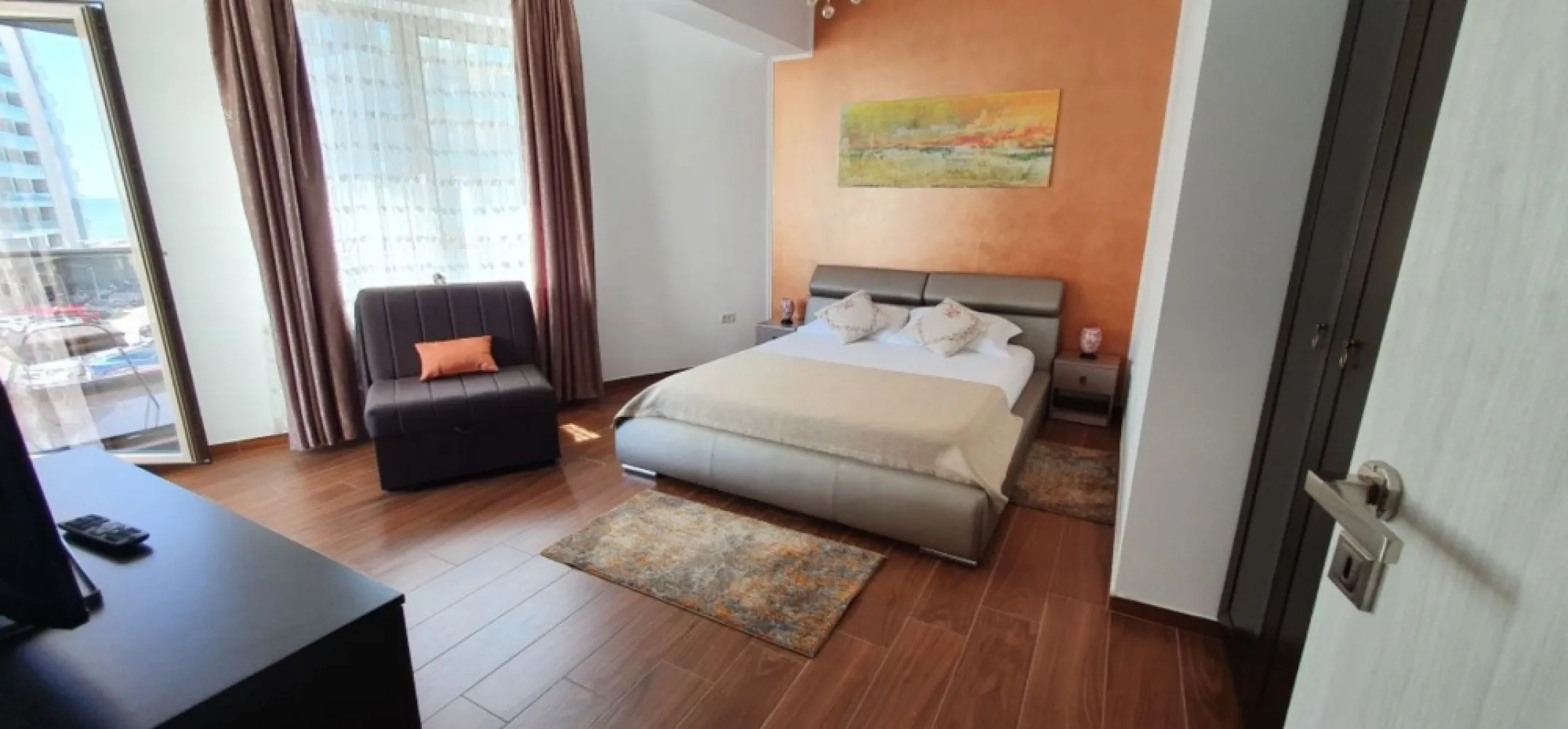 Studio de vanzare 40 mp Et. 3/4 Mamaia nord Twin Rezidence aproape de plaja - Agentia Europa ofera spre vanzare apartament decomandat cu vedere la mare, situat in Mamaia Nord, zona Opera, in apropierea cluburilor Loft, Nuba, etc situat la etajul 3/4 intr-un ansamblu rezidential construit in anul 2017 numit Twin Rezidence .
 Locuinta este mobilata si utilata pana la cel mai mic detaliu cu mobilier si obiecte de cea mai buna calitate. Pozitionat pe partea cu marea, (aprox. 50 m fata de plaja) in zona VIP, complexul beneficiaza de parcare privata cu bariere, lift silentios, supraveghere video interior - exterior.
Strada asfaltata , infrastructura finalizata, fara santiere sau terenuri virane. centrala termica gaze individuala, AC inverter, contorizare individuala.... toate dotarile necesare . Pretabil pentru inchiriere in regim hotelier sau casa de vacanta. 
Se vinde mobilat si utilat, astfel incat va aduceti doar hainele si va puteti bucura de noua dvs casa de pe malul marii. 
Costuri de administrare si intretinere mici. 
Acte la zi, disponibil imediat