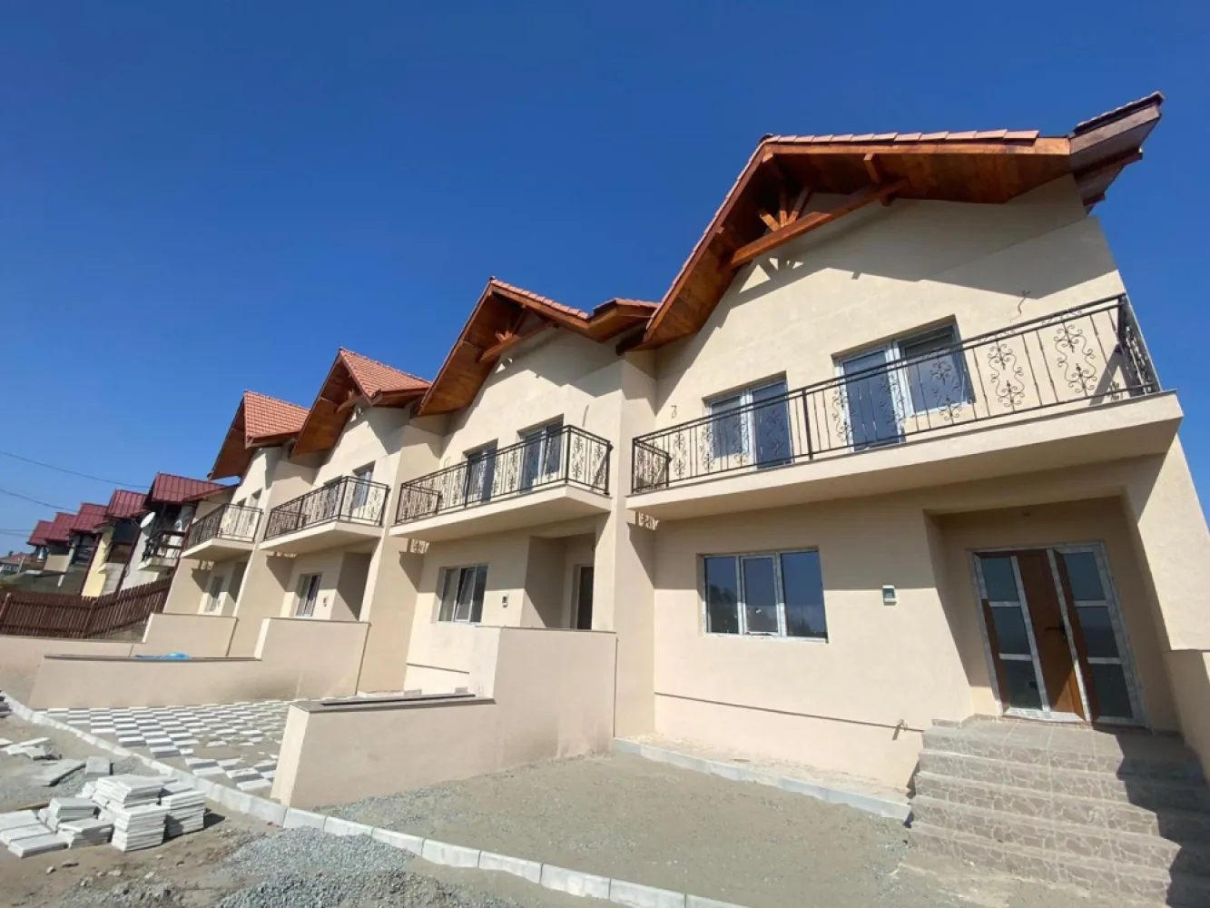 Casa P+1 Tip Duplex de vanzare 120 mp An 2023 Constanta Comuna Lumina - 4 Case de vanzare de tip duplex, aflate in Com Lumina intr o zona linistita, recent finalizate la cheie și racordate la toate utilitățile, casele au suprafața utila de 120 mp- parter plus etaj, fiecare casa are spațiu de parcare in fata casei și terasa privată in spate pentru grătar , structura de rezistența a caselor este foarte solida, temelia are 1,70 m adâncime, casele au acoperiș din tigla ceramica, bazie din lemn natural finisat și lăcuit, balustrade din fier forjat