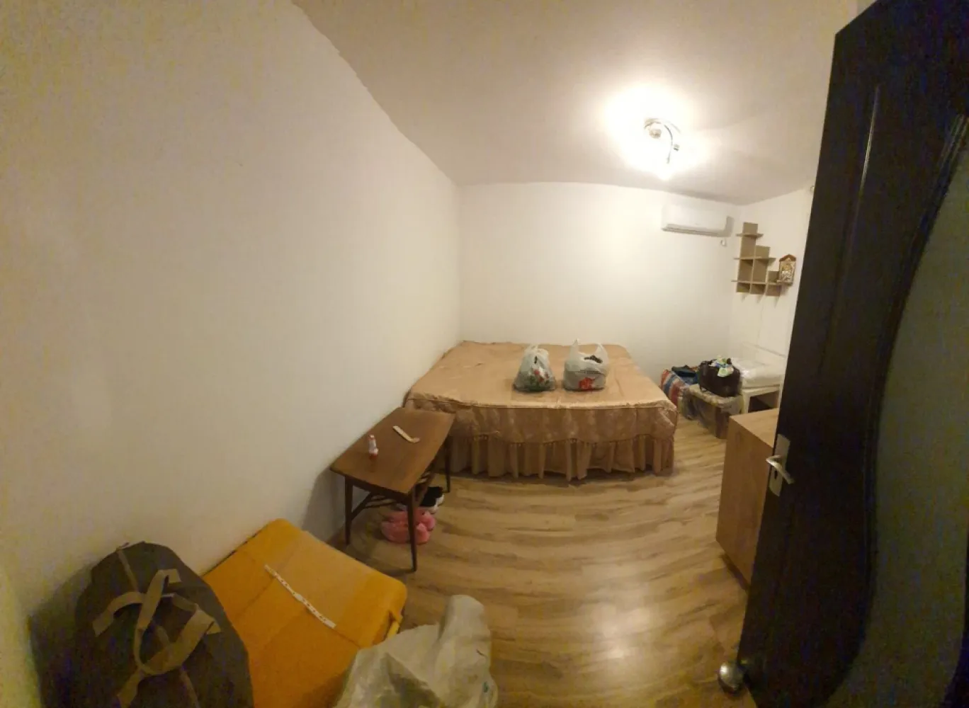 ageuropa.ro vinde VILA NOUA cu 4 cam. in POPESTI, Dimitrie Leonida. - Agenția EUROPA vinde VILA NOUA , insiruita capat, P+1+pod
4 camere, gata de mutat la 10 min.distanta fata de metrou.

Parter: living deosebit, bucatarie inchisa cu iesire in curte, grup sanitar.

Etaj: 1 dormitoare si un dressing mare care poate fi amenajat ca al3lea dormitor si o baie cu geam.

Pod: nu este amenajat dar este utilizabil ca si spatiu de depozitare.

Vila are in dotare toate utilitatile: centrala proprie pe gaz, aer conditionat.