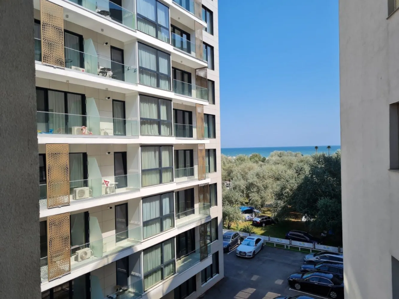 Studio de vanzare 40 mp Et. 3/4 Mamaia nord Twin Rezidence aproape de plaja - Agentia Europa ofera spre vanzare apartament decomandat cu vedere la mare, situat in Mamaia Nord, zona Opera, in apropierea cluburilor Loft, Nuba, etc situat la etajul 3/4 intr-un ansamblu rezidential construit in anul 2017 numit Twin Rezidence .
 Locuinta este mobilata si utilata pana la cel mai mic detaliu cu mobilier si obiecte de cea mai buna calitate. Pozitionat pe partea cu marea, (aprox. 50 m fata de plaja) in zona VIP, complexul beneficiaza de parcare privata cu bariere, lift silentios, supraveghere video interior - exterior.
Strada asfaltata , infrastructura finalizata, fara santiere sau terenuri virane. centrala termica gaze individuala, AC inverter, contorizare individuala.... toate dotarile necesare . Pretabil pentru inchiriere in regim hotelier sau casa de vacanta. 
Se vinde mobilat si utilat, astfel incat va aduceti doar hainele si va puteti bucura de noua dvs casa de pe malul marii. 
Costuri de administrare si intretinere mici. 
Acte la zi, disponibil imediat