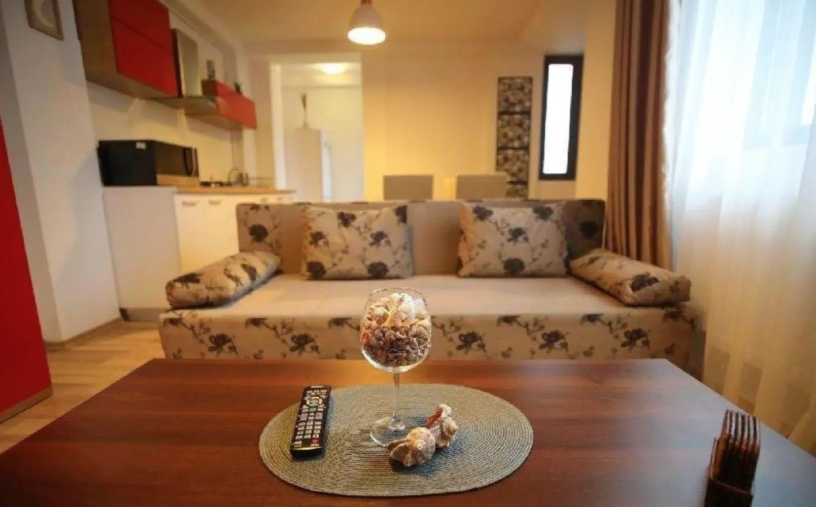 Apartament 2 cam. 45 mp utili et. 4/5 An 2017 Mamaia nord aproape de plaja - Agentia Europa vinde apartament 2 camere, etaj 4/5, cu bucatarie openspace, pe str T2, Mamaia Nord, in apropiere de Lidl. Promenada este doar la 700 m. Intrare separata din holul de la intrare in dormitor, baie sau sufragerie cu bucatarie open space. 
Apartamentul este mobilat, utilat, centrala termica pe gaz, aer conditionat si se prezinta in stare impecabila. Blocul este dotat cu lift, interfon si o gradina unde se poate face gratar. Zona linistita, vedere ce nu poate fi obturata de constructii. 
Viitorul proprietar trebuie sa-si aduca doar obiectele personale.