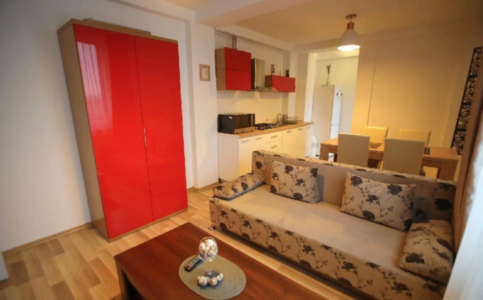 Apartament 2 cam. 45 mp utili et. 4/5 An 2017 Mamaia nord aproape de plaja - Agentia Europa vinde apartament 2 camere, etaj 4/5, cu bucatarie openspace, pe str T2, Mamaia Nord, in apropiere de Lidl. Promenada este doar la 700 m. Intrare separata din holul de la intrare in dormitor, baie sau sufragerie cu bucatarie open space. 
Apartamentul este mobilat, utilat, centrala termica pe gaz, aer conditionat si se prezinta in stare impecabila. Blocul este dotat cu lift, interfon si o gradina unde se poate face gratar. Zona linistita, vedere ce nu poate fi obturata de constructii. 
Viitorul proprietar trebuie sa-si aduca doar obiectele personale.