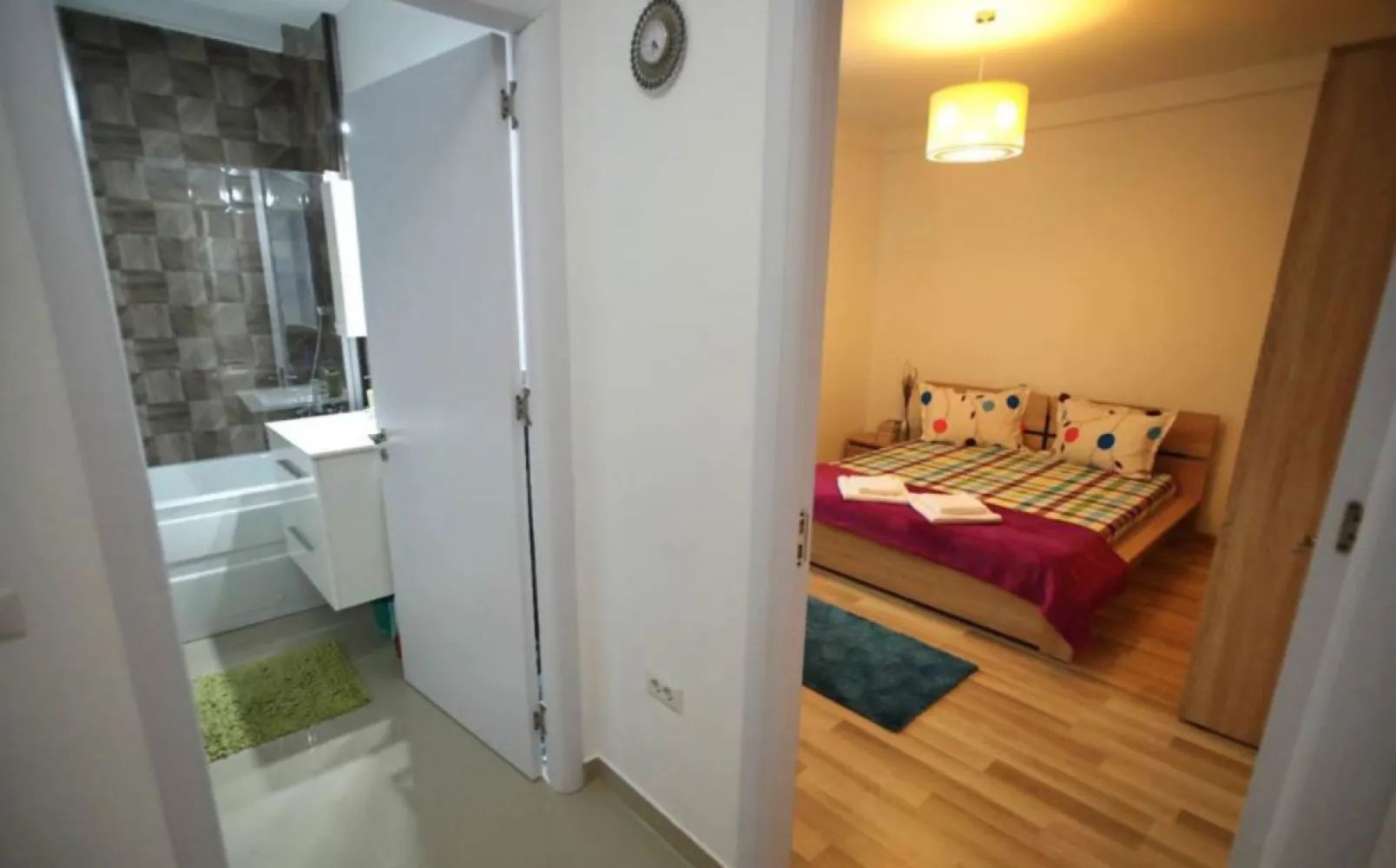Apartament 2 cam. 45 mp utili et. 4/5 An 2017 Mamaia nord aproape de plaja - Agentia Europa vinde apartament 2 camere, etaj 4/5, cu bucatarie openspace, pe str T2, Mamaia Nord, in apropiere de Lidl. Promenada este doar la 700 m. Intrare separata din holul de la intrare in dormitor, baie sau sufragerie cu bucatarie open space. 
Apartamentul este mobilat, utilat, centrala termica pe gaz, aer conditionat si se prezinta in stare impecabila. Blocul este dotat cu lift, interfon si o gradina unde se poate face gratar. Zona linistita, vedere ce nu poate fi obturata de constructii. 
Viitorul proprietar trebuie sa-si aduca doar obiectele personale.