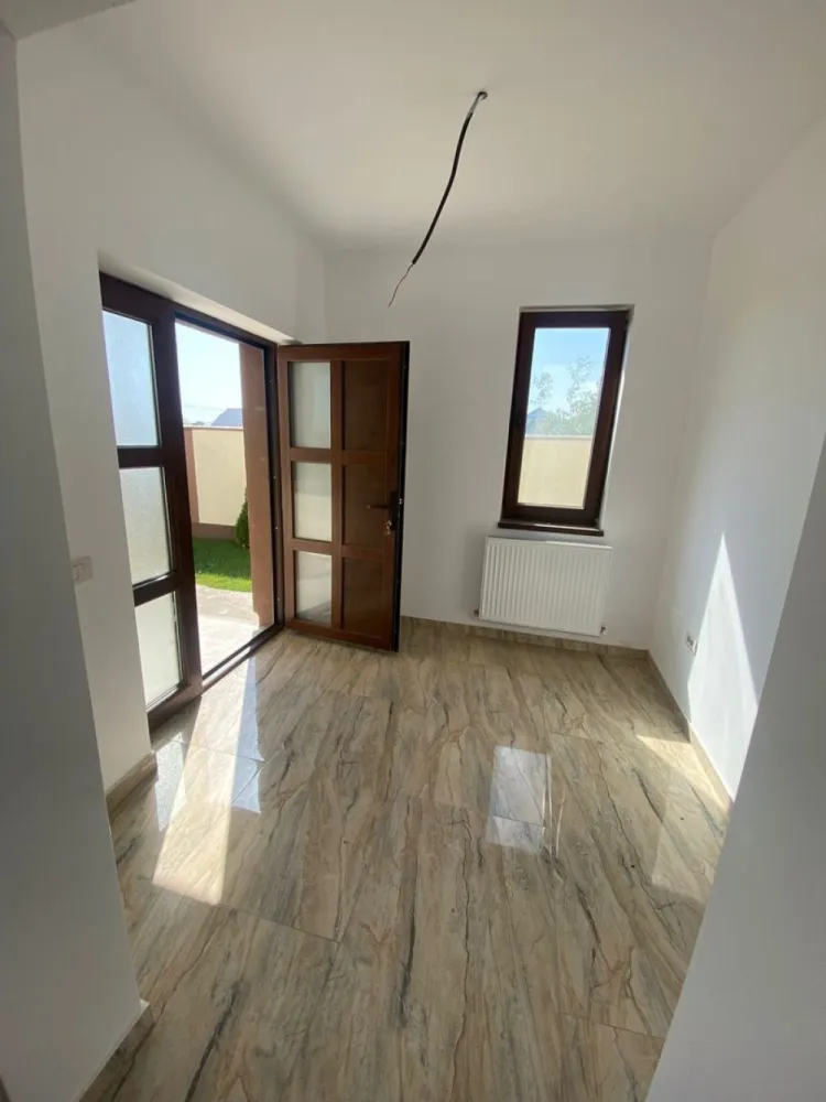 Casa P+1 de vanzare 160 MP An 2023 Predare la cheie Constanta Lumina - Agentia Europa doreste sa va puna la dispozitie o casa de vanzarre in comuna Lumina , finalizata 2023 , cu predare la cheie , amplasată pe colț, deschidere la doua străzi late , racordată la toate utilitățile ,suprafața construită 160 mp, finisaje de calitate, balustrade de fier forjat interior-exterior , loc de parcare betonat in curte, gard din beton și fier forjat.
Acoperis tabla Bilka .