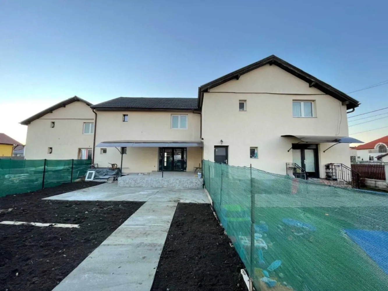 Casa de vanzare Satu Mare, Martinesti - Casa este formata din P+E in cartier Grigorescu, Mărtinești. Aceasta este izolata pe exterior iar pe interior este in rosu dar cu insalatiile de apa, gaz si curent facute. La parter se afla bucătăria, living-room-ul cu ieșire la terasa și două băi. La etaj sunt 3 dormitoare, fiecare cu baie proprie dintre care două au acces la balcon.
 Suprafata utila este de 150m2 si cu aproximativ 4 arii de teren si acces auto.
 Casa face parte dintr-un triplex, celelalte doua case fiind finisate iar una din cele doua finisate este de asemenea de vanzare.
Pentru mai multe informații vă rog să mă contactați la numărul de telefon