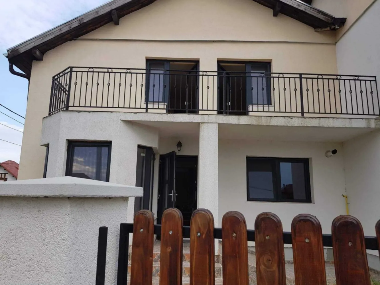 Casa de vanzare Satu Mare, Martinesti - Casa este formata din P+E in cartier Grigorescu, Mărtinești. Aceasta este izolata pe exterior iar pe interior este in rosu dar cu insalatiile de apa, gaz si curent facute. La parter se afla bucătăria, living-room-ul cu ieșire la terasa și două băi. La etaj sunt 3 dormitoare, fiecare cu baie proprie dintre care două au acces la balcon.
 Suprafata utila este de 150m2 si cu aproximativ 4 arii de teren si acces auto.
 Casa face parte dintr-un triplex, celelalte doua case fiind finisate iar una din cele doua finisate este de asemenea de vanzare.
Pentru mai multe informații vă rog să mă contactați la numărul de telefon