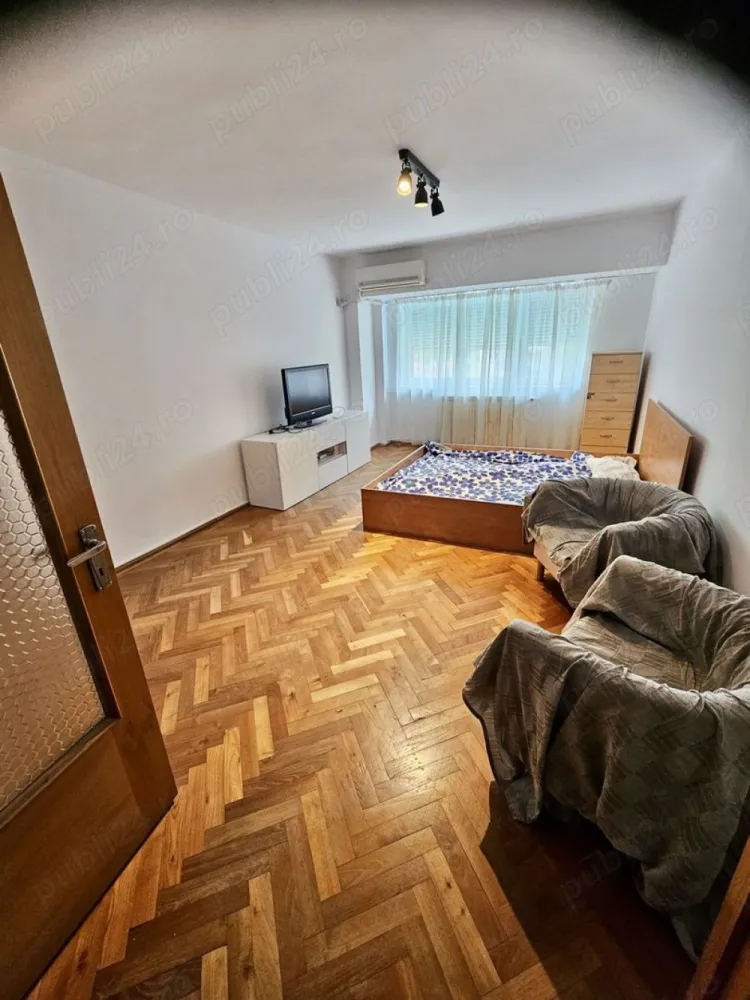B-dul Unirii, Tribunal, 2 camere decomandate, bloc monolit, direct proprietar - Oferim spre vânzare un apartament de 2 camere, ultracentral, suprafața 70 mp, vedere pe spate, liniștit. 
Etaj 2 din 7. Disponibil imediat. Îmbunătățiri : geamuri termopan, jaluzele electrice, 3 aparate de aer conditionat. Loc de parcare .