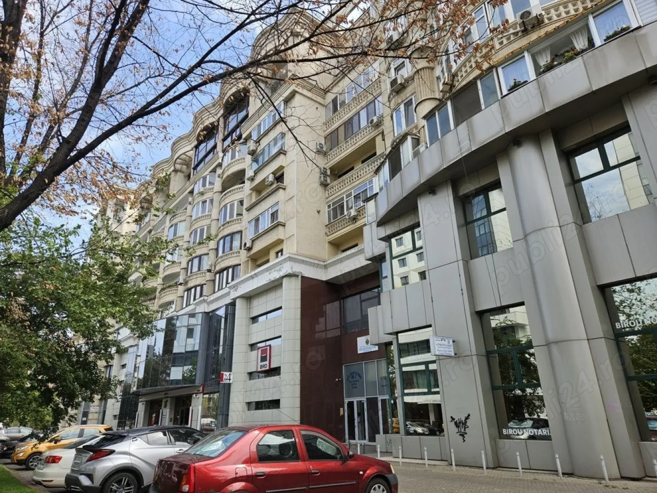 B-dul Unirii, Tribunal, 2 camere decomandate, bloc monolit, direct proprietar - Oferim spre vânzare un apartament de 2 camere, ultracentral, suprafața 70 mp, vedere pe spate, liniștit. 
Etaj 2 din 7. Disponibil imediat. Îmbunătățiri : geamuri termopan, jaluzele electrice, 3 aparate de aer conditionat. Loc de parcare .