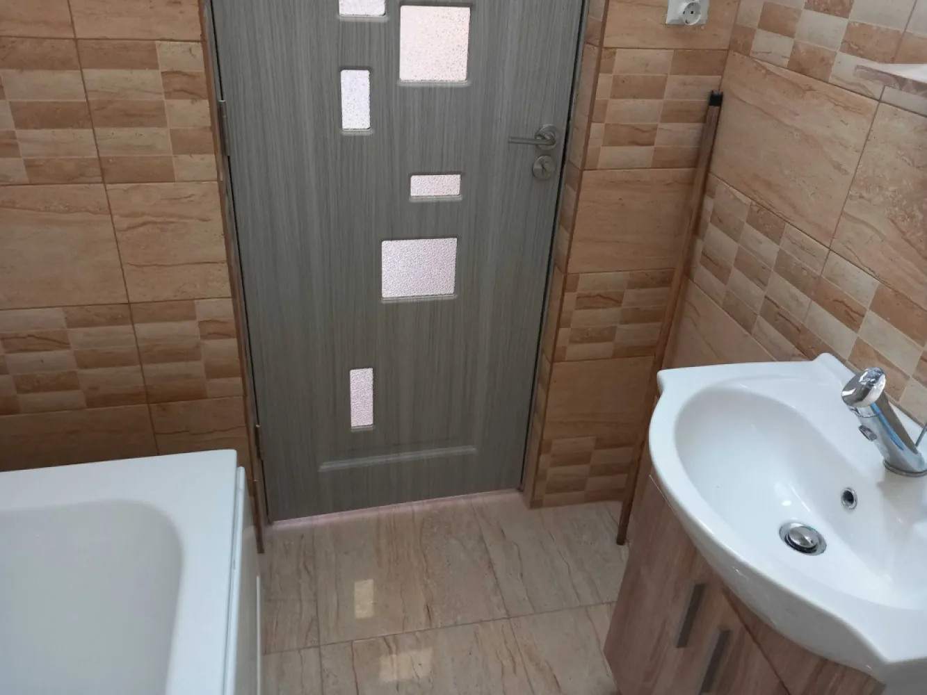 vand casa in cartierul titulescu - vand casa in cartierul titulescu zona buna si linistita ,finisata,avand suprafata de 145 mp,are teren de 600 mp Merita vazuta Mai multe detalii la telefon 07******09