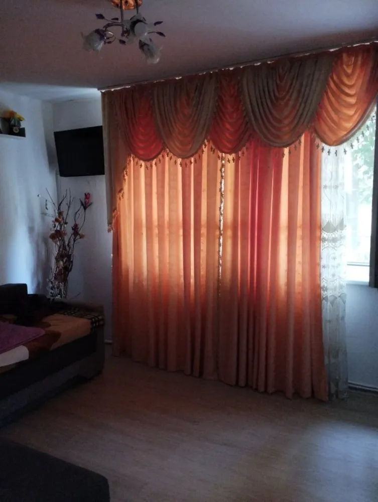 BRASADAS vinde ap 3 cam la PARTER in Micro 16. - Agenția imobiliara BRASADAS vinde apartament mobilat cu 3 camere micro 16 parter înalt mobilat in septembrie, inst electrica noua, 1 baie, una modificată, bucătărie modificată, centrala noua în garanție, termopane etc posibilitate de a avea 2 beciuri uscate betonate, bloc din cărămidă, uscător de haine la toate geamurile.
Se accepta și la schimb cu 2 cam plus diferența la schimb in Micro 16 sau Carpați 2 la parter.
Www.brasadas.com.