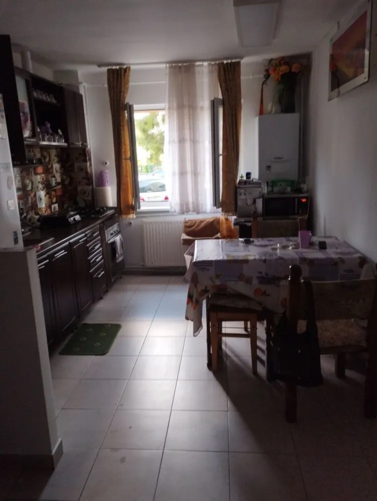 BRASADAS vinde ap 3 cam la PARTER in Micro 16. - Agenția imobiliara BRASADAS vinde apartament mobilat cu 3 camere micro 16 parter înalt mobilat in septembrie, inst electrica noua, 1 baie, una modificată, bucătărie modificată, centrala noua în garanție, termopane etc posibilitate de a avea 2 beciuri uscate betonate, bloc din cărămidă, uscător de haine la toate geamurile.
Se accepta și la schimb cu 2 cam plus diferența la schimb in Micro 16 sau Carpați 2 la parter.
Www.brasadas.com.