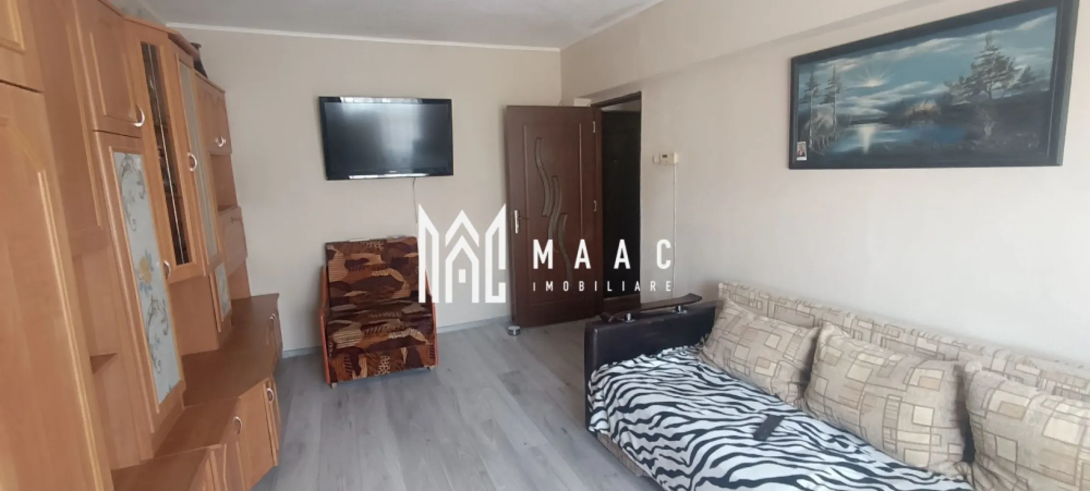 Apartament 3 camere I 2 bai 2 balcoane I Vasile Aron - MAAC Imobiliare vă propune spre vânzare un apartament cu 3 camere decomandate, situat în cartierul Vasile Aaron, pe Strada Semaforului, ideal pentru cei care își doresc să-și personalizeze locuința după propriul gust.

 Detalii generale:
Localizare: Str. Semaforului, Vasile Aaron, Sibiu
Etaj: 4 din 4
Suprafață utilă: 61 mp

 Compartimentare:
3 camere decomandate
Bucătărie separată
Cămară
2 balcoane
Baie principală
Baie de serviciu

 Alte informații:
Apartamentul necesită renovare.

📞 Contactează echipa MAAC Imobiliare pentru mai multe detalii sau pentru a programa o vizionare, menționează CP2560366 !