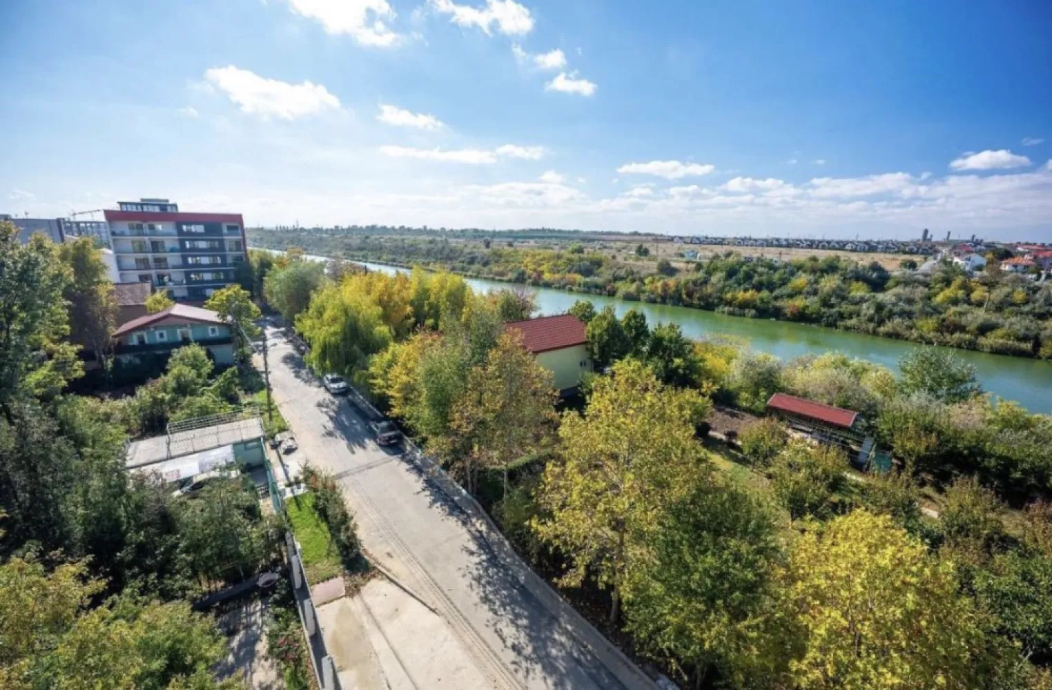 2 camere spatios predare la cheie 58 mp - Cauţi o oază de linişte şi relaxare? Alege un apartament la Sea Breeze Residence II - Staţiunea Mamaia Nord (vis-a-vis de Alezzi Towers şi LIDL) şi vei putea admira apusul de soare de pe terasa locuinţei tale.

Proiectul Sea Breeze Residence II este cel de-al doilea proiect realizat de noi după finalizarea şi vânzarea integrală a primului proiect Sea Breeze Residence I (Strada D8, nr. 5, Mamaia Nord) - 36 de apartamente finalizate în August 2021. 

Ansamblul este situat într-o zonă rezidenţială liniştită a staţiunii Mamaia Nord, preponderent cu case, străzi asfaltate, iluminat public, canalizare şi toate utilităţile. Sea Breeze Residence II oferă acces facil către cele mai importante zone de distracţie şi relaxare: restaurante: Nikos, Sali's, Portobella, Mackerel, Cherhanaua Năvodari, Hanul cu Peşte; beach baruri: Infinity Beach, Papaya beach, Lujo beach, Zanzibar, Oneiro; cluburi: Fratelli, Loft, Nuba, Breeze

Proiectul este format din 2 blocuri de tip P+5, situate pe Strada T3, nr. 51 (asfaltată) şi va cuprinde 100 de garsoniere şi apartamente cu 2 camere, cu suprafeţe cuprinse între 41mp şi 72mp. Apartamentele din cadrul Sea Breeze Residence II se pretează persoanelor care doresc linişte şi confort într-o locuinţă de vacanţă.

Apartamente disponibile în cadrul Sea Breeze Residence II Mamaia Nord:

Corp C2 - Bloc finalizat si locuibil cu cadastru, intabulare si receptie. 
Utlimele 2 apartamente disponibile:

Garsoniera în suprafaţă de 47mp construiţi (40 mp utili total) "> 56000EUR
Garsoniera în suprafaţă de 54mp construiţi (46mp utili total) "> 62000EUR

Corp C1 - Finalizare aprilie 2024

Garsoniera in suprafata de 45mp construiti (36 mp utili) "> 54000EUR
Garsoniera in suprafata de 48mp construiti (42 mp utili total) "> 56000EUR

Apartamente cu 2 camere, în suprafaţă de 58mp construiţi (48mp utili) "> 65000EUR

Apartamente cu 2 camere, în suprafaţă de 70mp construiţi (60 mp utili total) "> 77000EUR

Locuri de parcare exterioare - 7500EUR

Pentru a confirma disponibilitatea apartamentului dorit ne puteţi contacta telefonic la (07******88)

Apartamentele se vând la cheie şi beneficiază de umatoarele dotări şi finisaje:

tâmplărie PVC Salamander, geam 4 seasons Low-E, culoare gri antracit
uşă metalică antiefracţie MegaDoor
centrală în condensare Ariston 24KW + calorifere din aluminiu Innovita
Aer condiţionat NoBus A++ - 12.000BTU
băi echipate complet dotate cu obiecte sanitare Cersanit / Ferro
pereţi finisaţi cu glet şi zugrăviţi cu vopsea lavabilă
gresie, faianţă, parchet laminat
Instalatie gaz interior
Instalatie termica si sanitara realizata complet 
instalaţie electrică realizata completă inclusiv aparataj - Vimar
terase cu sticlă securizată, placate cu gresie de exterior + balustradă şi riflaje metalice
lift modern, electric - Kleemann, 6 persoane
interfon şi sistem de supraveghere video (exterior)
termosistem Swisspor izolaţie 10cm + tencuială decorativă
parcare privată cu acces barieră pentru locatari (60 locuri)

*Toate informaţiile, sch