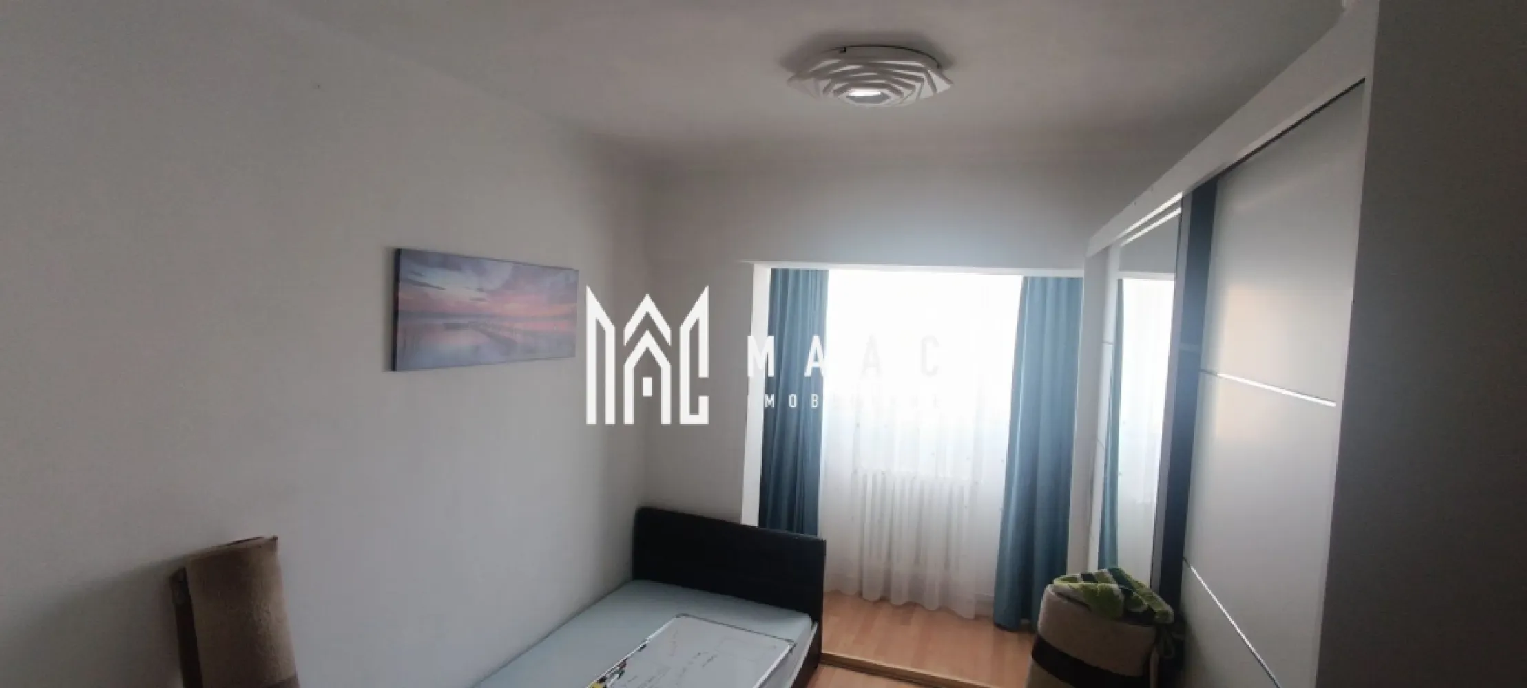 Apartament 3 camere I 2 bai 2 balcoane I Vasile Aron - MAAC Imobiliare vă propune spre vânzare un apartament cu 3 camere decomandate, situat în cartierul Vasile Aaron, pe Strada Semaforului, ideal pentru cei care își doresc să-și personalizeze locuința după propriul gust.

 Detalii generale:
Localizare: Str. Semaforului, Vasile Aaron, Sibiu
Etaj: 4 din 4
Suprafață utilă: 61 mp

 Compartimentare:
3 camere decomandate
Bucătărie separată
Cămară
2 balcoane
Baie principală
Baie de serviciu

 Alte informații:
Apartamentul necesită renovare.

📞 Contactează echipa MAAC Imobiliare pentru mai multe detalii sau pentru a programa o vizionare, menționează CP2560366 !