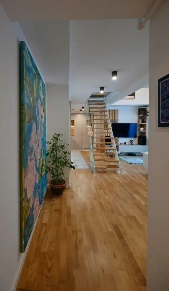 Direct Proprietar | Loft 2 nivele zona Tineretului/Unirii - Persoana privata vand apartament pe 2 nivele in zona Piata Budapesta, la 14 minute de mers pe jos fata de unirii si 8 fata de parcul Tineretului.
Suprafata: 83 de mp +5mp debaraua (88 mp utili) + 6mp terasa (utili). total 94mp.

Finisaje: 
parchet triplu stratificat, gresie Marazzi Italia, acces cu liftul(exista restrictie pe lift), 2 aere condiţionate, apartament stil loft cu spaţiu liber peste living - aprox 5mp înălţimea liberă. 

Apartamentul este dotat cu sistem de ventilaţie cu recuperare de căldură centralizat marca Zehnder (lider de piaţă). sistemul acoperă tot apartamentul. 
In fiecare camera exista cel putin o gura de ventilatie care aduce aport de aer proaspat de afara. Aerul inainte de a fi bagat in camere este filtrat si adus la temperatura interiora. Eficienta deosebita in timpul iernii.

Finisajele sunt de cea mai buna calitate au fost alese impreuna cu arhitectul care s a ocupat de intreaga proiectare a apartamentului.
Apartamentul nu a fost facut pentru vanzare de aici si calitatea inalta a finisajelor.
Centrala terminca pe gaze - foarte economic pe timp de iarna - aprox 150 de lei/luna.

Compartimentare parter: hol acces (lift si usa intrare), baie, living cu bucătărie, zona dinning plus birou. 

Compartimentare etaj: 1 dormitor închis şi unul deschis peste living şi bucătărie, o baie mică şi debara.

Apartamentul este complet mobilat si utilat. Toate electrocasnicele sunt in garantie. 

Se ofera garantie 6 luni pentru finisaje din partea dezvoltatorului.
Clasa energetica A+++ , daca se cumpara prin credit se obtine discount de la banca 1 punct procentual.

blocul este pe strada cuza voda nr 96 foarte aproape de parcul Tineretului, este bloc de tip boutique recent finalizat.