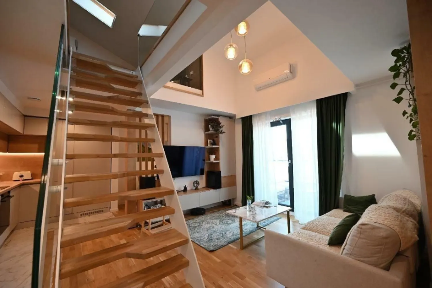 Direct Proprietar | Loft 2 nivele zona Tineretului/Unirii - Persoana privata vand apartament pe 2 nivele in zona Piata Budapesta, la 14 minute de mers pe jos fata de unirii si 8 fata de parcul Tineretului.
Suprafata: 83 de mp +5mp debaraua (88 mp utili) + 6mp terasa (utili). total 94mp.

Finisaje: 
parchet triplu stratificat, gresie Marazzi Italia, acces cu liftul(exista restrictie pe lift), 2 aere condiţionate, apartament stil loft cu spaţiu liber peste living - aprox 5mp înălţimea liberă. 

Apartamentul este dotat cu sistem de ventilaţie cu recuperare de căldură centralizat marca Zehnder (lider de piaţă). sistemul acoperă tot apartamentul. 
In fiecare camera exista cel putin o gura de ventilatie care aduce aport de aer proaspat de afara. Aerul inainte de a fi bagat in camere este filtrat si adus la temperatura interiora. Eficienta deosebita in timpul iernii.

Finisajele sunt de cea mai buna calitate au fost alese impreuna cu arhitectul care s a ocupat de intreaga proiectare a apartamentului.
Apartamentul nu a fost facut pentru vanzare de aici si calitatea inalta a finisajelor.
Centrala terminca pe gaze - foarte economic pe timp de iarna - aprox 150 de lei/luna.

Compartimentare parter: hol acces (lift si usa intrare), baie, living cu bucătărie, zona dinning plus birou. 

Compartimentare etaj: 1 dormitor închis şi unul deschis peste living şi bucătărie, o baie mică şi debara.

Apartamentul este complet mobilat si utilat. Toate electrocasnicele sunt in garantie. 

Se ofera garantie 6 luni pentru finisaje din partea dezvoltatorului.
Clasa energetica A+++ , daca se cumpara prin credit se obtine discount de la banca 1 punct procentual.

blocul este pe strada cuza voda nr 96 foarte aproape de parcul Tineretului, este bloc de tip boutique recent finalizat.