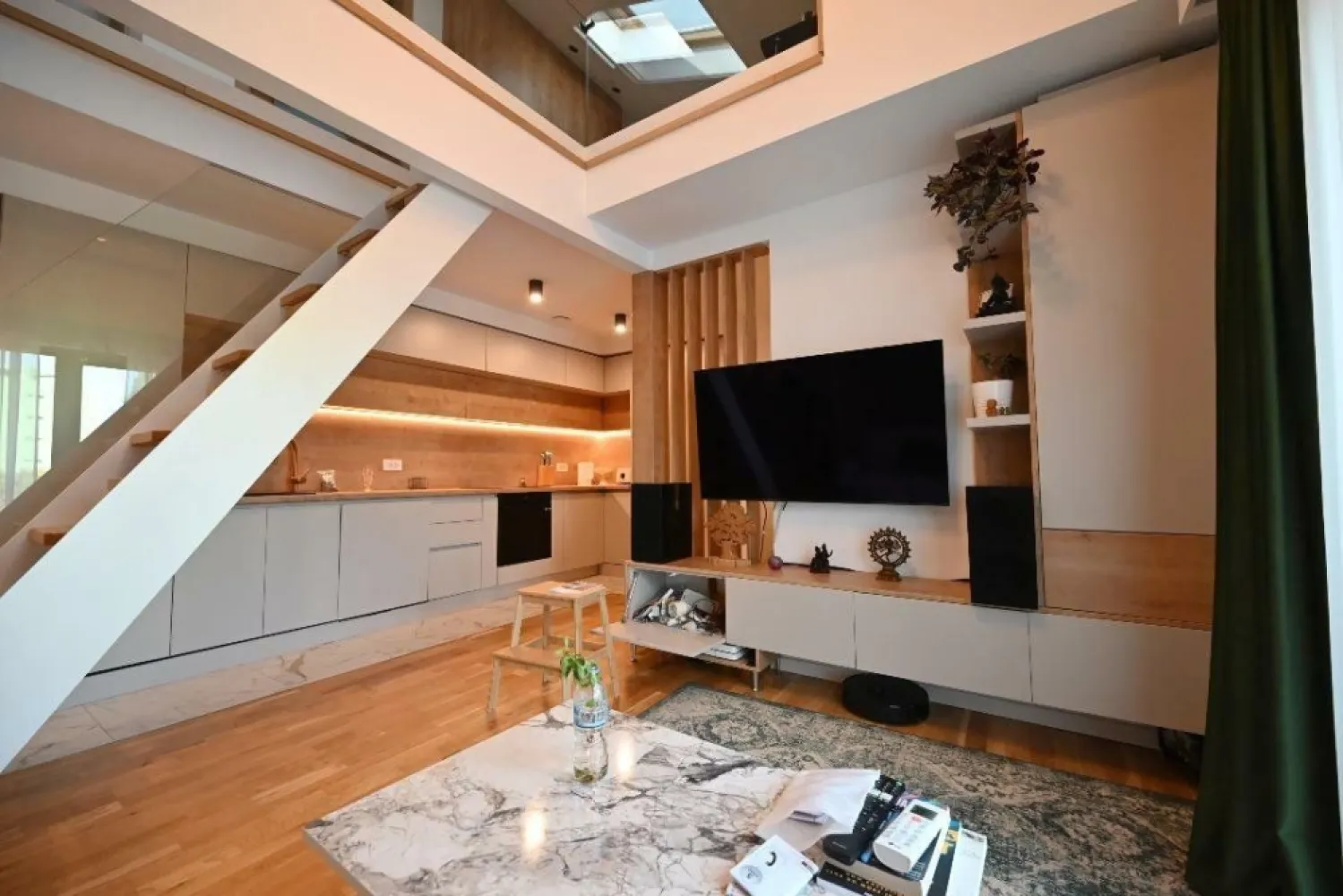 Direct Proprietar | Loft 2 nivele zona Tineretului/Unirii - Persoana privata vand apartament pe 2 nivele in zona Piata Budapesta, la 14 minute de mers pe jos fata de unirii si 8 fata de parcul Tineretului.
Suprafata: 83 de mp +5mp debaraua (88 mp utili) + 6mp terasa (utili). total 94mp.

Finisaje: 
parchet triplu stratificat, gresie Marazzi Italia, acces cu liftul(exista restrictie pe lift), 2 aere condiţionate, apartament stil loft cu spaţiu liber peste living - aprox 5mp înălţimea liberă. 

Apartamentul este dotat cu sistem de ventilaţie cu recuperare de căldură centralizat marca Zehnder (lider de piaţă). sistemul acoperă tot apartamentul. 
In fiecare camera exista cel putin o gura de ventilatie care aduce aport de aer proaspat de afara. Aerul inainte de a fi bagat in camere este filtrat si adus la temperatura interiora. Eficienta deosebita in timpul iernii.

Finisajele sunt de cea mai buna calitate au fost alese impreuna cu arhitectul care s a ocupat de intreaga proiectare a apartamentului.
Apartamentul nu a fost facut pentru vanzare de aici si calitatea inalta a finisajelor.
Centrala terminca pe gaze - foarte economic pe timp de iarna - aprox 150 de lei/luna.

Compartimentare parter: hol acces (lift si usa intrare), baie, living cu bucătărie, zona dinning plus birou. 

Compartimentare etaj: 1 dormitor închis şi unul deschis peste living şi bucătărie, o baie mică şi debara.

Apartamentul este complet mobilat si utilat. Toate electrocasnicele sunt in garantie. 

Se ofera garantie 6 luni pentru finisaje din partea dezvoltatorului.
Clasa energetica A+++ , daca se cumpara prin credit se obtine discount de la banca 1 punct procentual.

blocul este pe strada cuza voda nr 96 foarte aproape de parcul Tineretului, este bloc de tip boutique recent finalizat.