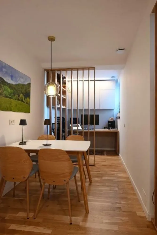 Direct Proprietar | Loft 2 nivele zona Tineretului/Unirii - Persoana privata vand apartament pe 2 nivele in zona Piata Budapesta, la 14 minute de mers pe jos fata de unirii si 8 fata de parcul Tineretului.
Suprafata: 83 de mp +5mp debaraua (88 mp utili) + 6mp terasa (utili). total 94mp.

Finisaje: 
parchet triplu stratificat, gresie Marazzi Italia, acces cu liftul(exista restrictie pe lift), 2 aere condiţionate, apartament stil loft cu spaţiu liber peste living - aprox 5mp înălţimea liberă. 

Apartamentul este dotat cu sistem de ventilaţie cu recuperare de căldură centralizat marca Zehnder (lider de piaţă). sistemul acoperă tot apartamentul. 
In fiecare camera exista cel putin o gura de ventilatie care aduce aport de aer proaspat de afara. Aerul inainte de a fi bagat in camere este filtrat si adus la temperatura interiora. Eficienta deosebita in timpul iernii.

Finisajele sunt de cea mai buna calitate au fost alese impreuna cu arhitectul care s a ocupat de intreaga proiectare a apartamentului.
Apartamentul nu a fost facut pentru vanzare de aici si calitatea inalta a finisajelor.
Centrala terminca pe gaze - foarte economic pe timp de iarna - aprox 150 de lei/luna.

Compartimentare parter: hol acces (lift si usa intrare), baie, living cu bucătărie, zona dinning plus birou. 

Compartimentare etaj: 1 dormitor închis şi unul deschis peste living şi bucătărie, o baie mică şi debara.

Apartamentul este complet mobilat si utilat. Toate electrocasnicele sunt in garantie. 

Se ofera garantie 6 luni pentru finisaje din partea dezvoltatorului.
Clasa energetica A+++ , daca se cumpara prin credit se obtine discount de la banca 1 punct procentual.

blocul este pe strada cuza voda nr 96 foarte aproape de parcul Tineretului, este bloc de tip boutique recent finalizat.