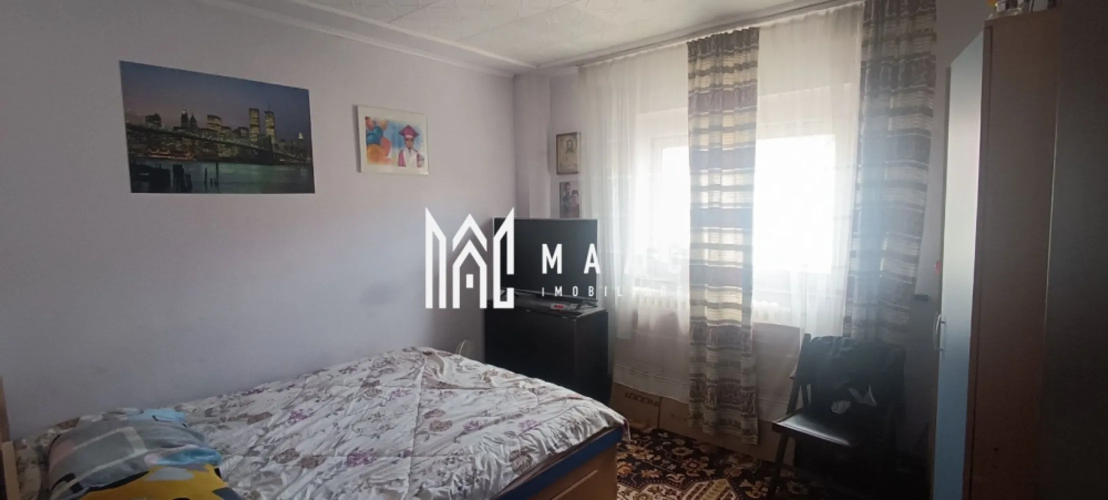 Apartament 3 camere I 2 bai 2 balcoane I Vasile Aron - MAAC Imobiliare vă propune spre vânzare un apartament cu 3 camere decomandate, situat în cartierul Vasile Aaron, pe Strada Semaforului, ideal pentru cei care își doresc să-și personalizeze locuința după propriul gust.

 Detalii generale:
Localizare: Str. Semaforului, Vasile Aaron, Sibiu
Etaj: 4 din 4
Suprafață utilă: 61 mp

 Compartimentare:
3 camere decomandate
Bucătărie separată
Cămară
2 balcoane
Baie principală
Baie de serviciu

 Alte informații:
Apartamentul necesită renovare.

📞 Contactează echipa MAAC Imobiliare pentru mai multe detalii sau pentru a programa o vizionare, menționează CP2560366 !