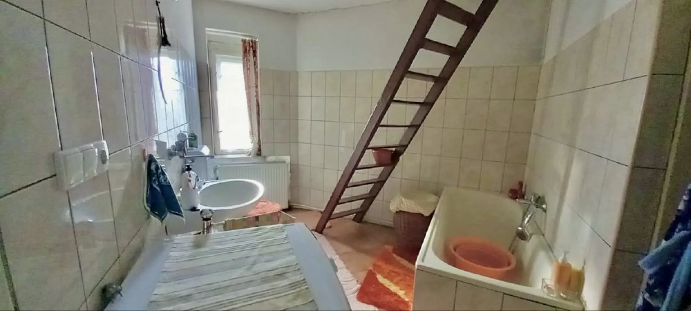 BRASADAS vinde casa in zona Titulescu / schimb apartament. - Agentia imobiliara BRASADAS vinde casa individuala cu 2 camere (25 mp + 20 mp) + bucătărie (15 mp) + baie (10 mp) + hol (mare) + curte proprie.
Teren, 288 mp – suficient cât să te simți bine, dar nu atât de mare încât să-ți petreci tot weekendul cu curățenia și grădinăritul.

Fără vecini gălăgioși, fără muzică tare până dimineață, fără certuri pentru parcare.

Doar tu + familia ta, într-o zonă liniștită și totuși aproape de centrul orașului.

Casa are nevoie de renovare, dar e o investiție bună, fiind relativ aproape de centru.

Se accepta schimb cu apartament.

www.brasadas.com.