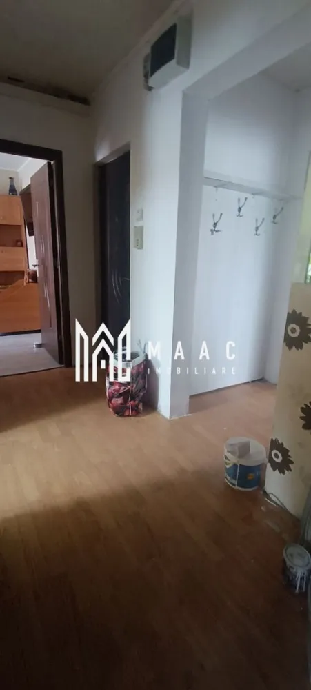 Apartament 3 camere I 2 bai 2 balcoane I Vasile Aron - MAAC Imobiliare vă propune spre vânzare un apartament cu 3 camere decomandate, situat în cartierul Vasile Aaron, pe Strada Semaforului, ideal pentru cei care își doresc să-și personalizeze locuința după propriul gust.

 Detalii generale:
Localizare: Str. Semaforului, Vasile Aaron, Sibiu
Etaj: 4 din 4
Suprafață utilă: 61 mp

 Compartimentare:
3 camere decomandate
Bucătărie separată
Cămară
2 balcoane
Baie principală
Baie de serviciu

 Alte informații:
Apartamentul necesită renovare.

📞 Contactează echipa MAAC Imobiliare pentru mai multe detalii sau pentru a programa o vizionare, menționează CP2560366 !