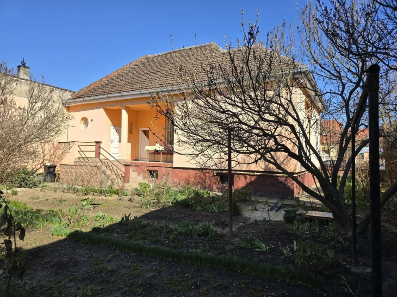 BRASADAS vinde casa 3 cam 120mp teren 7 ari zona Micro 17. - Agenția imobiliara BRASADAS vinde casa cu 3 camere cu suprafata utila de 120 mp. si teren aferent de 700mp. Bucatarie, baie si terasa in spate. 
Este situata in zona Micro 17 aproape de scoli, magazine cabinete medicale. 
Se poate face si intrare cu masina in curte fiind spatiu suficient. 
Este in stare foarte buna locuibila si mobilata. 
Pentru mai multe oferte accesați www.brasadas.com.