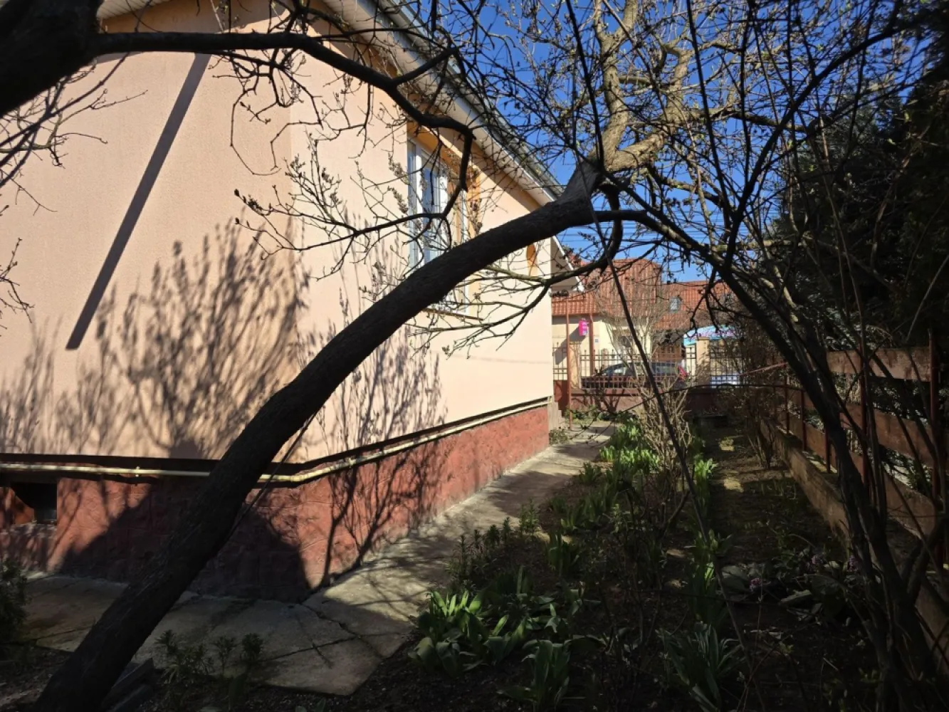 BRASADAS vinde casa 3 cam 120mp teren 7 ari zona Micro 17. - Agenția imobiliara BRASADAS vinde casa cu 3 camere cu suprafata utila de 120 mp. si teren aferent de 700mp. Bucatarie, baie si terasa in spate. 
Este situata in zona Micro 17 aproape de scoli, magazine cabinete medicale. 
Se poate face si intrare cu masina in curte fiind spatiu suficient. 
Este in stare foarte buna locuibila si mobilata. 
Pentru mai multe oferte accesați www.brasadas.com.
