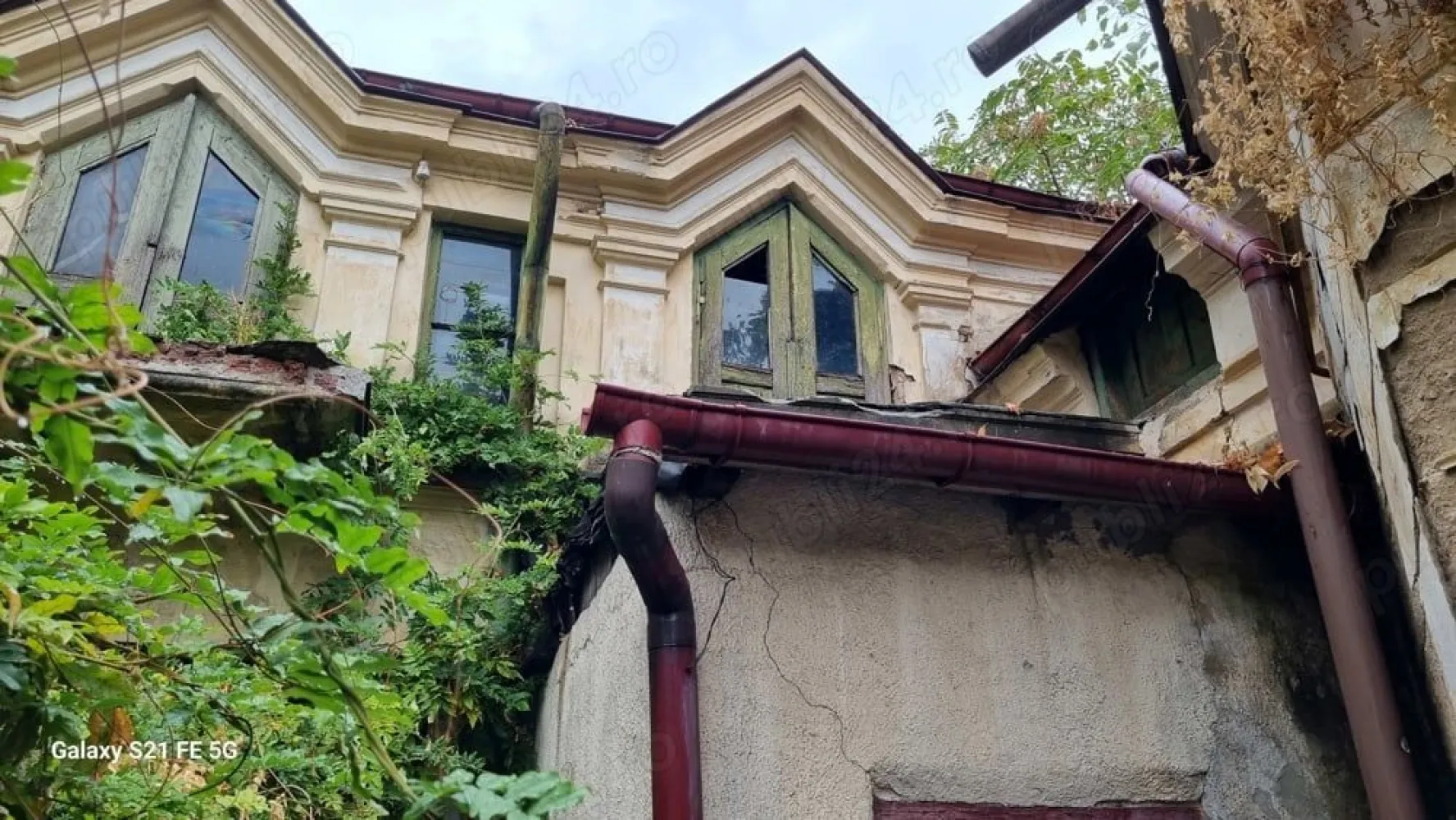Ag. Brasadas vinde casa calea Călărașilor coposu - Particular,vand urgent casa cu 2 apartamente(3 si 2 cam.),situata ultracentral,Coposu-Mantuleasa.Suprafata parter -105 mp,si 2 camere mari la etaj.
Garaj si magazie in curte,cca.30 mp,curte-semiamenajata,mare.
Casa are toate utilitatile,si necesita renovare,In curte se mai afla o familie,supercivilizata
sau schimb cu apartament zona unirii decebal octavian goga