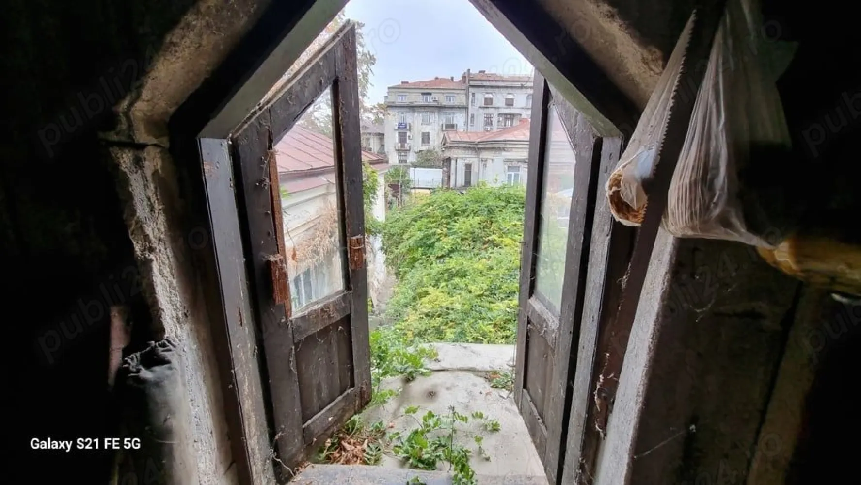 Ag. Brasadas vinde casa calea Călărașilor coposu - Particular,vand urgent casa cu 2 apartamente(3 si 2 cam.),situata ultracentral,Coposu-Mantuleasa.Suprafata parter -105 mp,si 2 camere mari la etaj.
Garaj si magazie in curte,cca.30 mp,curte-semiamenajata,mare.
Casa are toate utilitatile,si necesita renovare,In curte se mai afla o familie,supercivilizata
sau schimb cu apartament zona unirii decebal octavian goga