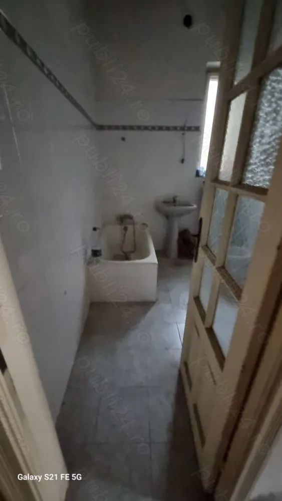 Ag. Brasadas vinde casa calea Călărașilor coposu - Particular,vand urgent casa cu 2 apartamente(3 si 2 cam.),situata ultracentral,Coposu-Mantuleasa.Suprafata parter -105 mp,si 2 camere mari la etaj.
Garaj si magazie in curte,cca.30 mp,curte-semiamenajata,mare.
Casa are toate utilitatile,si necesita renovare,In curte se mai afla o familie,supercivilizata
sau schimb cu apartament zona unirii decebal octavian goga