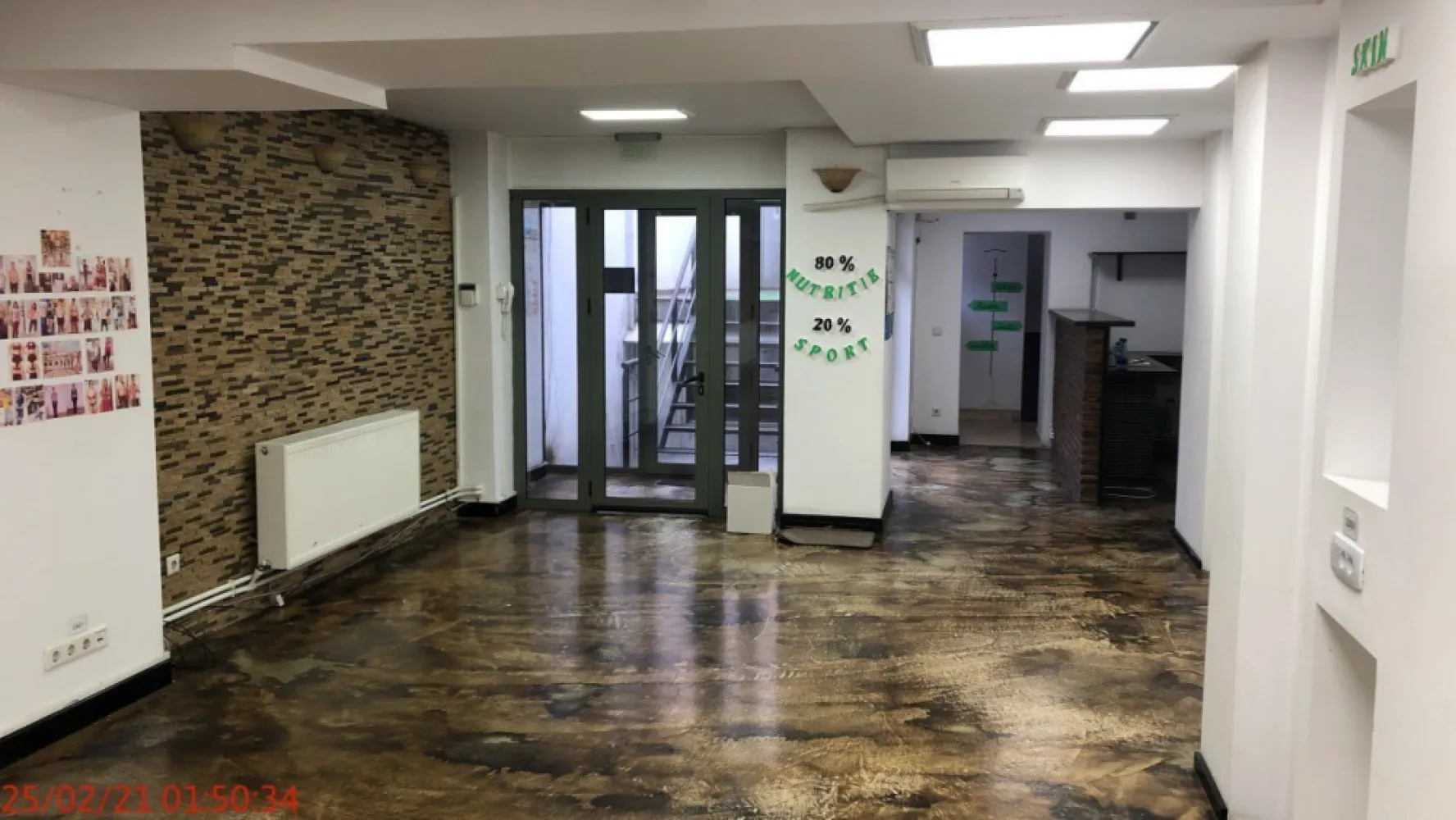 Birouri, salon infrumusetare, cabinet medical, centru wellness-Unirii cu Traian - Birouri de inchiriat.
 - Suprafata totala 170 mp (d.c. 2 terase de 28mp);
 - Suprafata comerciala 142 mp;
 - 2 cai de acces; prin fata + lift;
 - Centrala termica + 2 aer conditionat cu inverter;
 - grupuri sanitare B+F;
 - Contorizare separata
Dotari imobil:
 - supraveghere video;
 - izolatii termice interior, exterior, 
 - podele marmura/gresie;
 - ferestre geam termopan

Spatiul comercial se afla la parterul unei constructii noi (2009) si poate avea ca destinatie: spatiu de birouri, cabinet medical, birou notarial, afterschool, salon infrumusetare etc.
 Este compartimentat pt. a fi restaurant, dar, a fost inchiriat unei firme de asigurari (broker) pt. activitate de birouri iar ulterior a a gazduit un coafor (frizerie) si centru wellness - Herbalife.
Concret, are un open space de cca 100 mp la parter si dependintele la subsol + o camera care poate fi folosita ca birou sau vestiar,
 Dispune de 2 terase in proprietate.