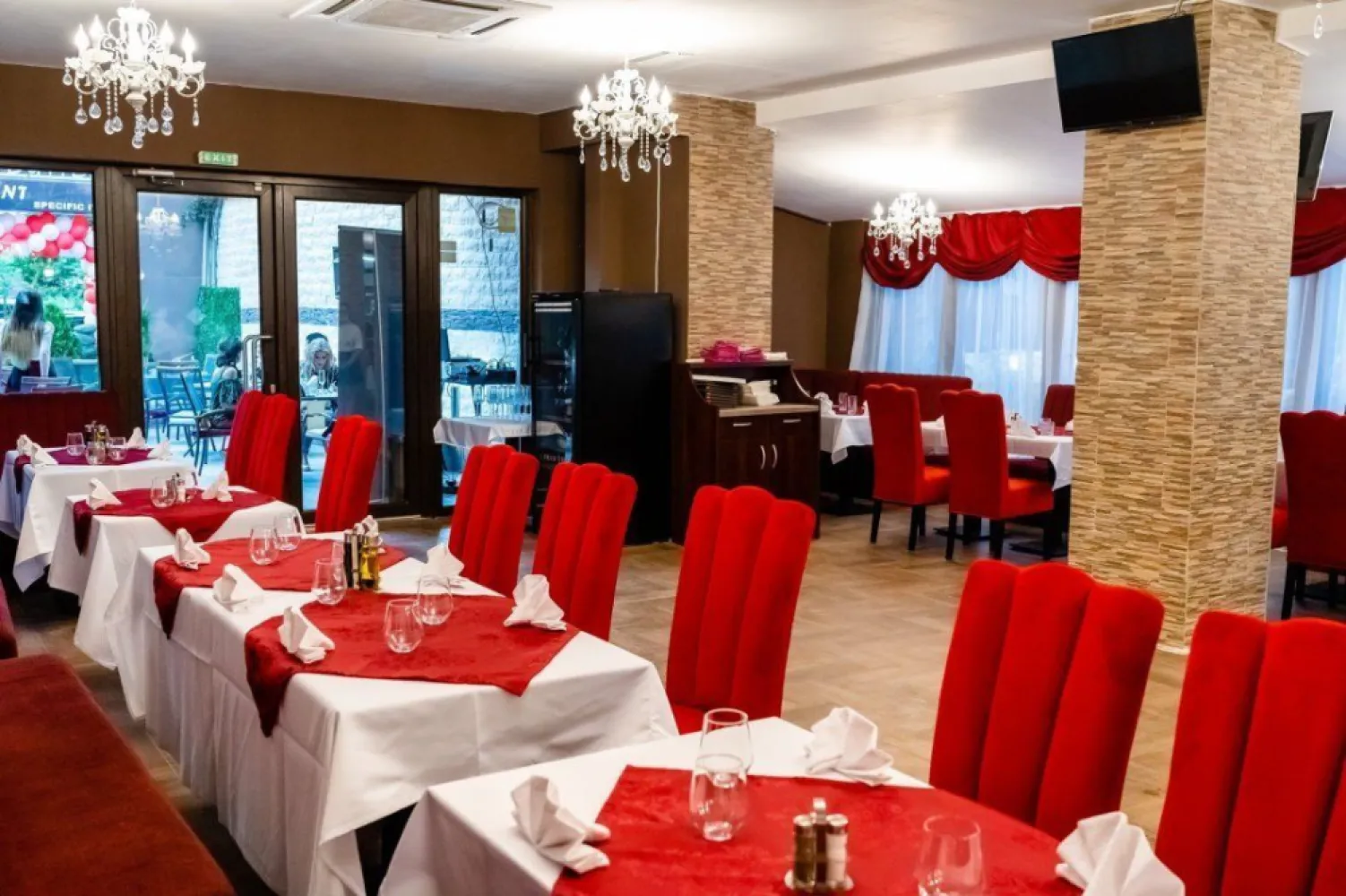 Spatiu pentru restaurant - intr-o cladire Apart-Hotel - Central + Parcare - Unic proprietar â€“ închiriem spaţiu pentru restaurant, la parter, într-o clădire nouă de tip Apart-Hotel!

Detalii financiare:
â€˘ Preţ lunar: 4.000 â‚Ź + TVA + utilităţi
â€˘ La semnarea contractului:
o 1 lună de chirie
o 2 luni de chirie drept garanţie
________________________________________

Suprafaţă disponibilă şi dotări:
Suprafaţe utile:
â€˘ Sală interioară: 115 mp
â€˘ Bucătărie: 39 mp
â€˘ Grupuri sanitare clienţi: 8.5 mp
â€˘ Vestiar staff bucătărie şi grup sanitar: 8.8 mp
â€˘ Spaţiu depozitare subsol: 12.5 mp
Zone exterioare:
â€˘ Terasă Nord: 47 mp
â€˘ Terasă Est: 23 mp
â€˘ Curte Est: 21 mp
Facilităţi suplimentare:
â€˘ Contorizare independentă pentru apă, gaze naturale şi electricitate (trifazat).
â€˘ Nu există impedimente pentru obţinerea autorizaţiei de funcţionare.
________________________________________

Detalii clădire:
â€˘ Capacitate cazară: 34 de apartamente în regim hotelier, cu suprafeţe utile între 40 şi 90 mp, putând acomoda până la 90 de oaspeţi simultan.
â€˘ Parcare: 33 locuri disponibile.
________________________________________
De ce acest spaţiu este ideal pentru afacerea dumneavoastră?
Situat la parterul unei clădiri moderne de tip Apart-Hotel, spaţiul beneficiază de o expunere excelentă şi de un flux constant de potenţiali clienţi din rândul oaspeţilor cazaţi şi al trecătorilor. Terasele generoase şi zona de curte privată oferă un spaţiu perfect pentru amenajări atrăgătoare, care să îmbie clienţii la relaxare.
Fotografiile din anunţ sunt menite să vă inspire şi să vă ajute să vă imaginaţi cum ar putea prinde viaţă afacerea dumneavoastră HoReCa în acest spaţiu de închiriat, special conceput pentru un restaurant de succes.
________________________________________

Program pentru vizionări:
â€˘ Luni â€“ Vineri: 12:00 â€“ 19:00
â€˘ Sâmbătă şi Duminică: 13:00 â€“ 17:00
Pentru programări: Contactaţi-ne telefonic sau prin WhatsApp pentru a stabili o vizionare.

Vă mulţumim şi vă aşteptăm cu drag!