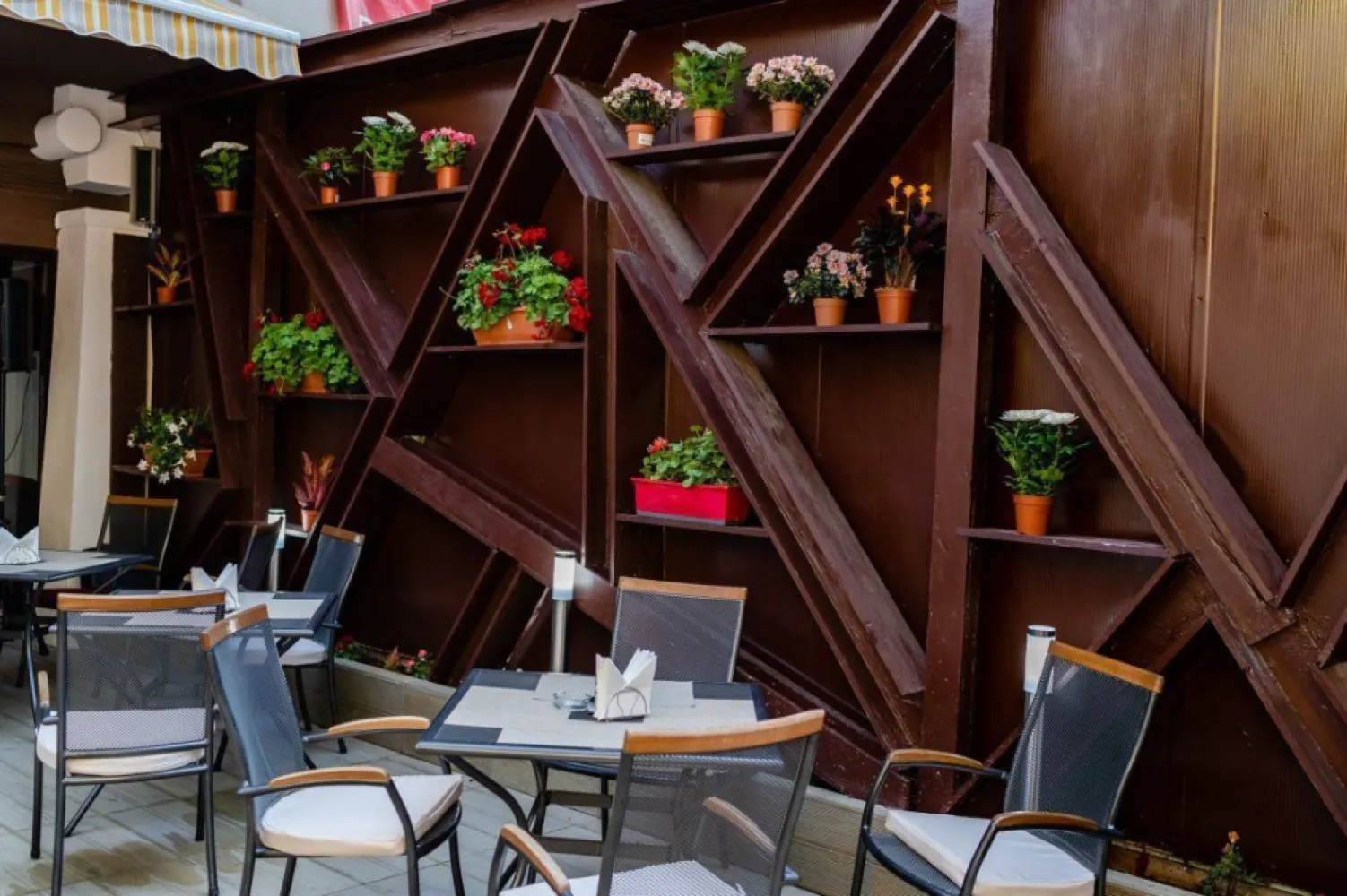 Spatiu pentru restaurant - intr-o cladire Apart-Hotel - Central + Parcare - Unic proprietar â€“ închiriem spaţiu pentru restaurant, la parter, într-o clădire nouă de tip Apart-Hotel!

Detalii financiare:
â€˘ Preţ lunar: 4.000 â‚Ź + TVA + utilităţi
â€˘ La semnarea contractului:
o 1 lună de chirie
o 2 luni de chirie drept garanţie
________________________________________

Suprafaţă disponibilă şi dotări:
Suprafaţe utile:
â€˘ Sală interioară: 115 mp
â€˘ Bucătărie: 39 mp
â€˘ Grupuri sanitare clienţi: 8.5 mp
â€˘ Vestiar staff bucătărie şi grup sanitar: 8.8 mp
â€˘ Spaţiu depozitare subsol: 12.5 mp
Zone exterioare:
â€˘ Terasă Nord: 47 mp
â€˘ Terasă Est: 23 mp
â€˘ Curte Est: 21 mp
Facilităţi suplimentare:
â€˘ Contorizare independentă pentru apă, gaze naturale şi electricitate (trifazat).
â€˘ Nu există impedimente pentru obţinerea autorizaţiei de funcţionare.
________________________________________

Detalii clădire:
â€˘ Capacitate cazară: 34 de apartamente în regim hotelier, cu suprafeţe utile între 40 şi 90 mp, putând acomoda până la 90 de oaspeţi simultan.
â€˘ Parcare: 33 locuri disponibile.
________________________________________
De ce acest spaţiu este ideal pentru afacerea dumneavoastră?
Situat la parterul unei clădiri moderne de tip Apart-Hotel, spaţiul beneficiază de o expunere excelentă şi de un flux constant de potenţiali clienţi din rândul oaspeţilor cazaţi şi al trecătorilor. Terasele generoase şi zona de curte privată oferă un spaţiu perfect pentru amenajări atrăgătoare, care să îmbie clienţii la relaxare.
Fotografiile din anunţ sunt menite să vă inspire şi să vă ajute să vă imaginaţi cum ar putea prinde viaţă afacerea dumneavoastră HoReCa în acest spaţiu de închiriat, special conceput pentru un restaurant de succes.
________________________________________

Program pentru vizionări:
â€˘ Luni â€“ Vineri: 12:00 â€“ 19:00
â€˘ Sâmbătă şi Duminică: 13:00 â€“ 17:00
Pentru programări: Contactaţi-ne telefonic sau prin WhatsApp pentru a stabili o vizionare.

Vă mulţumim şi vă aşteptăm cu drag!