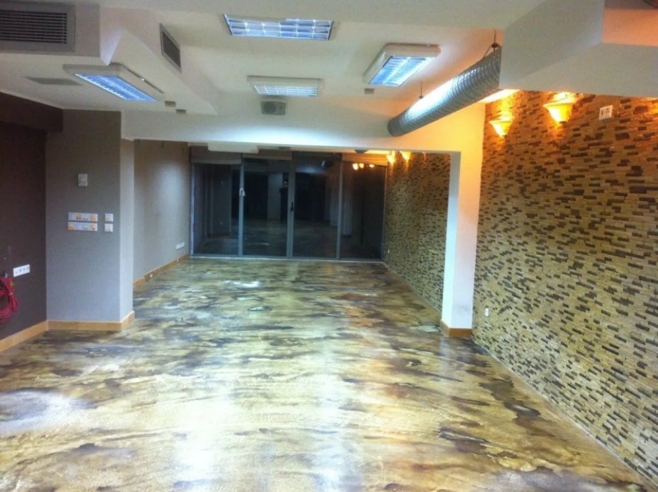 Birouri, salon infrumusetare, cabinet medical, centru wellness-Unirii cu Traian - Birouri de inchiriat.
 - Suprafata totala 170 mp (d.c. 2 terase de 28mp);
 - Suprafata comerciala 142 mp;
 - 2 cai de acces; prin fata + lift;
 - Centrala termica + 2 aer conditionat cu inverter;
 - grupuri sanitare B+F;
 - Contorizare separata
Dotari imobil:
 - supraveghere video;
 - izolatii termice interior, exterior, 
 - podele marmura/gresie;
 - ferestre geam termopan

Spatiul comercial se afla la parterul unei constructii noi (2009) si poate avea ca destinatie: spatiu de birouri, cabinet medical, birou notarial, afterschool, salon infrumusetare etc.
 Este compartimentat pt. a fi restaurant, dar, a fost inchiriat unei firme de asigurari (broker) pt. activitate de birouri iar ulterior a a gazduit un coafor (frizerie) si centru wellness - Herbalife.
Concret, are un open space de cca 100 mp la parter si dependintele la subsol + o camera care poate fi folosita ca birou sau vestiar,
 Dispune de 2 terase in proprietate.