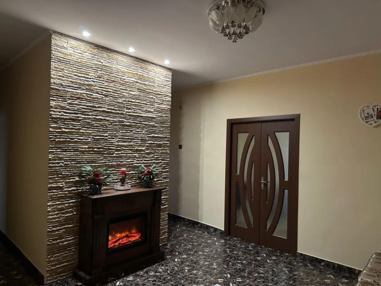 BRASADAS vinde ap 3 cam 108 mp. Ultracentral - Agentia imobiliara BRASADAS vinde apartament elegant cu 3 camere, complet mobilat si utilat, în zona ultracentrală din Satu Mare.
Caracteristici și dotări premium:
 • Suprafață generoasă: 121 mp total (108,5 mp utili), compartimentați inteligent pentru a-ți oferi confort și funcționalitate.
 • Spații multiple: 3 camere decomandate luminoase,un hol mare, o bucătărie complet utilată, 1 baie modernă, două balcoane ideale pentru relaxare și o cămară practică pentru depozitare.
 • Facilități suplimentare: Garaj propriu, două beciuri spațioase, pod,curte comună perfectă pentru socializare sau relaxare în aer liber.
 • Dotări moderne: Aer condiționat pentru confort pe tot parcursul anului, mobilier și electrocasnice noi, de calitate superioară, fără necesitatea de investiții suplimentare.

Beneficii ale locației:

Situat într-o zonă de top din Satu Mare, aproape de Piața Mare, grădinițe și școli, apartamentul oferă acces rapid la toate punctele de interes, păstrând totodată o atmosferă liniștită și relaxantă. 
Te vei bucura de liniștea unei zone rezidențiale bine cotate, dar cu avantajul unei locații centrale.

Www.brasadas.com.