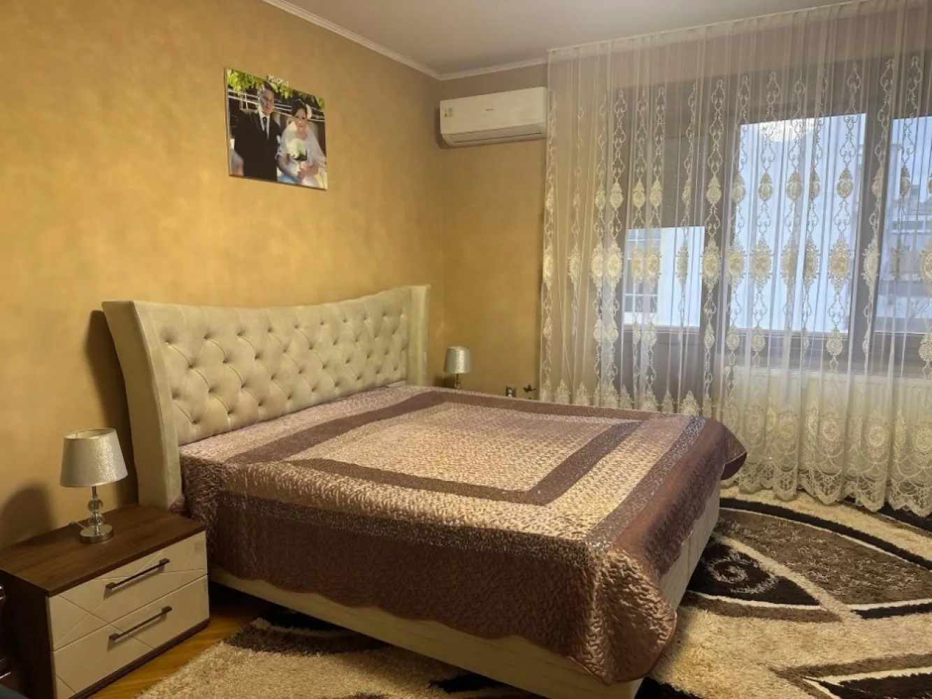 BRASADAS vinde ap 3 cam 108 mp. Ultracentral - Agentia imobiliara BRASADAS vinde apartament elegant cu 3 camere, complet mobilat si utilat, în zona ultracentrală din Satu Mare.
Caracteristici și dotări premium:
 • Suprafață generoasă: 121 mp total (108,5 mp utili), compartimentați inteligent pentru a-ți oferi confort și funcționalitate.
 • Spații multiple: 3 camere decomandate luminoase,un hol mare, o bucătărie complet utilată, 1 baie modernă, două balcoane ideale pentru relaxare și o cămară practică pentru depozitare.
 • Facilități suplimentare: Garaj propriu, două beciuri spațioase, pod,curte comună perfectă pentru socializare sau relaxare în aer liber.
 • Dotări moderne: Aer condiționat pentru confort pe tot parcursul anului, mobilier și electrocasnice noi, de calitate superioară, fără necesitatea de investiții suplimentare.

Beneficii ale locației:

Situat într-o zonă de top din Satu Mare, aproape de Piața Mare, grădinițe și școli, apartamentul oferă acces rapid la toate punctele de interes, păstrând totodată o atmosferă liniștită și relaxantă. 
Te vei bucura de liniștea unei zone rezidențiale bine cotate, dar cu avantajul unei locații centrale.

Www.brasadas.com.