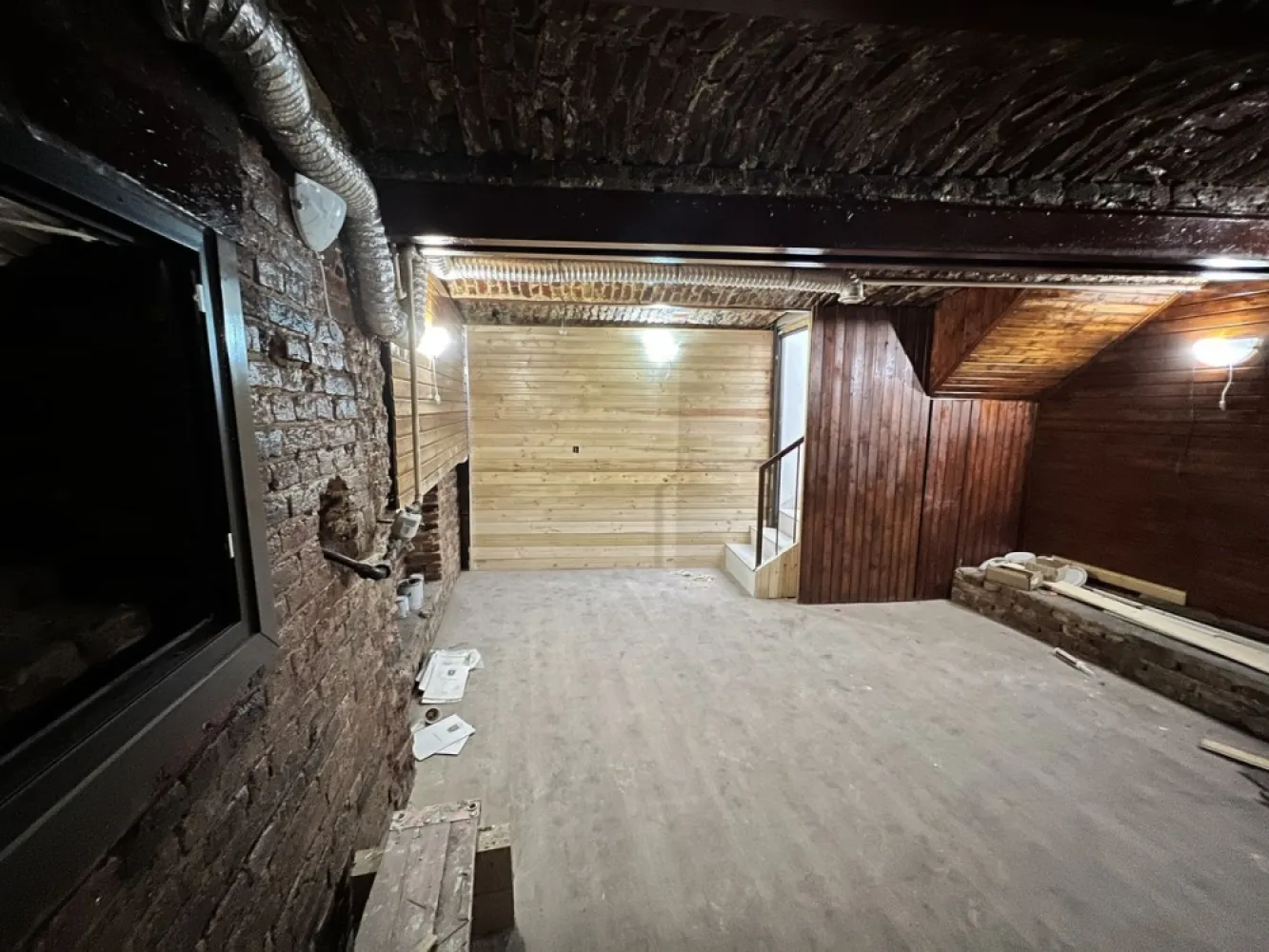 Rond Alba Iulia, Decebal, Bucuresti - spatiu 200 mp, exista si demisol caramida aerisit pretabil bar (separat 500 euro), de inchiriat pe strada cu Turqoise, Theodor Sperantia 73, deasemenea exista si o curte de 160 mp, se inchiriaza separat 500 euro. Pretabil azil, gradinita, market, cafenea, gelaterie, stand, up, showroom.