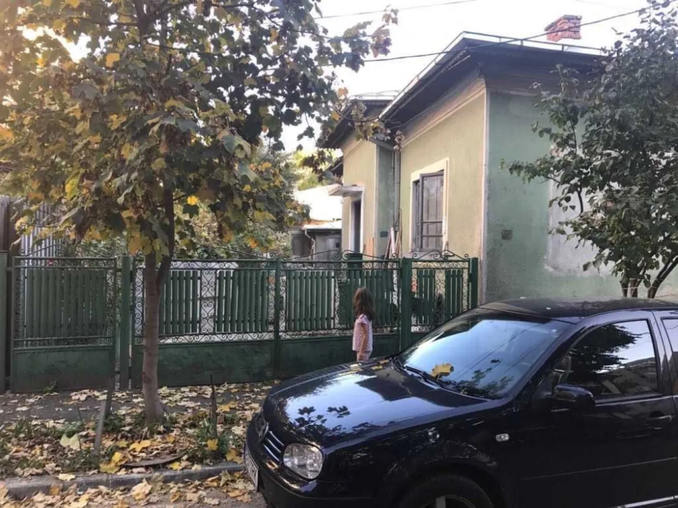 Casa de vanzare Mall Vitan cu teren 245 mp - Casa de vanzare in apropiere de Mall Vitan, terenul are o suprafata de 245 mp, este obtinut certificatul de urbanism pentru P + 2 etaje, exista proiect depus la Primaria sector 3, trebuie sa se elibereze autorizatia de contructie. Mentionez ca actuala locuinta are doua subsoluri. Exista toate utilitatile. Imobilul este situat pe o strada foarte linistita.