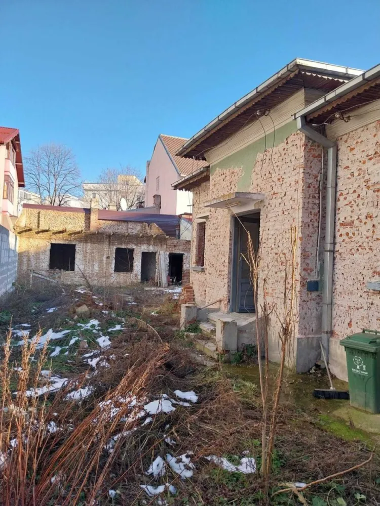 Casa de vanzare Mall Vitan cu teren 245 mp - Casa de vanzare in apropiere de Mall Vitan, terenul are o suprafata de 245 mp, este obtinut certificatul de urbanism pentru P + 2 etaje, exista proiect depus la Primaria sector 3, trebuie sa se elibereze autorizatia de contructie. Mentionez ca actuala locuinta are doua subsoluri. Exista toate utilitatile. Imobilul este situat pe o strada foarte linistita.