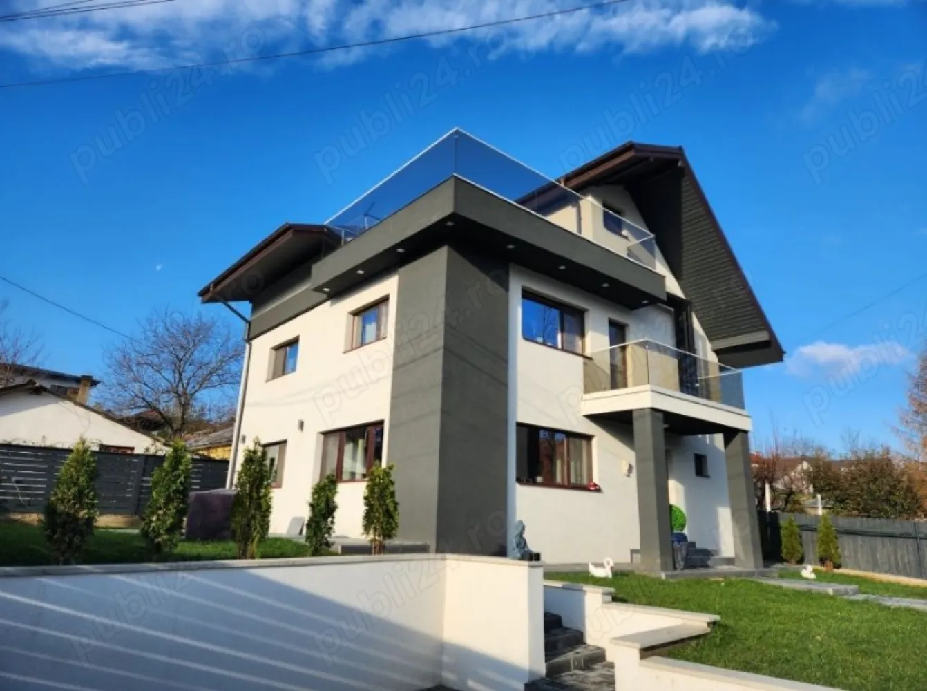 Vindem casă cu terasă lângă hanul Trei Sarmale - Casa are 90 de metri pătrați la sol și este compusă din parter, etaj și mansardă, în total 222 de metri pătrați. Imobilul poate fi folosit ca și locuință dar și sediu de firmă.
La mansardă, imobilul are o teresă frumoasă cu priveliște. Casa este prevăzută cu trei băi, câte una la fiecare nivel. La parter sunt livingul, și bucătăria, le etaj camera matrimonială, plus o altă cameră cât și dresingul. La mansardă mai sunt două camere.
Terenul pe care este amplasată casa măsoară 410 metri pătrați și este situat la stradă, la 1200 metri de Hanul Trei Sarmale, pe șoseaua Bârnova. De altfel, proprietatea se află pe teritoriul municipiului Iași. Casa este construită în anul 2011 pe fundație din beton armat, iar corpul este din cărămidă, fiind renovat în anul 2023.
De asemenea, acoperișul este realizat din țiglă metalică și tablă de tip Lindab.
Casa se vinde complet mobilată iar proprietarii au disponibile două locuri de parcare cu porți actionate cu telecomandă.
În curte este amenajat și un loc ingrădit, betonat, prevăzut cu scurgere, în eventualitatea în care aveți doriți căței.
Imobilul poate fi folosit și ca sediu de birouri.