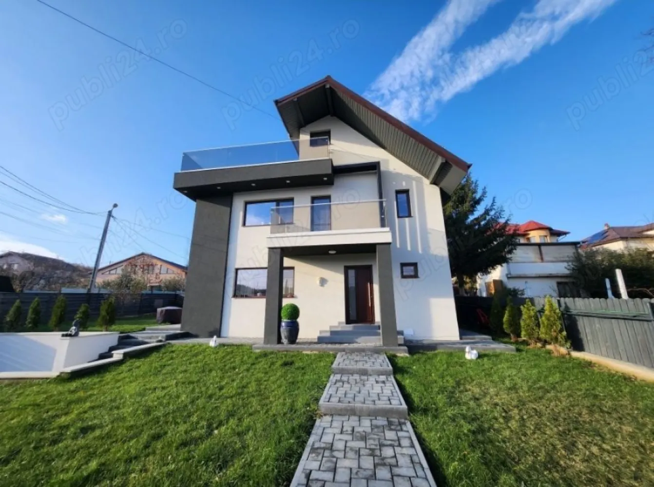 Vindem casă cu terasă lângă hanul Trei Sarmale - Casa are 90 de metri pătrați la sol și este compusă din parter, etaj și mansardă, în total 222 de metri pătrați. Imobilul poate fi folosit ca și locuință dar și sediu de firmă.
La mansardă, imobilul are o teresă frumoasă cu priveliște. Casa este prevăzută cu trei băi, câte una la fiecare nivel. La parter sunt livingul, și bucătăria, le etaj camera matrimonială, plus o altă cameră cât și dresingul. La mansardă mai sunt două camere.
Terenul pe care este amplasată casa măsoară 410 metri pătrați și este situat la stradă, la 1200 metri de Hanul Trei Sarmale, pe șoseaua Bârnova. De altfel, proprietatea se află pe teritoriul municipiului Iași. Casa este construită în anul 2011 pe fundație din beton armat, iar corpul este din cărămidă, fiind renovat în anul 2023.
De asemenea, acoperișul este realizat din țiglă metalică și tablă de tip Lindab.
Casa se vinde complet mobilată iar proprietarii au disponibile două locuri de parcare cu porți actionate cu telecomandă.
În curte este amenajat și un loc ingrădit, betonat, prevăzut cu scurgere, în eventualitatea în care aveți doriți căței.
Imobilul poate fi folosit și ca sediu de birouri.