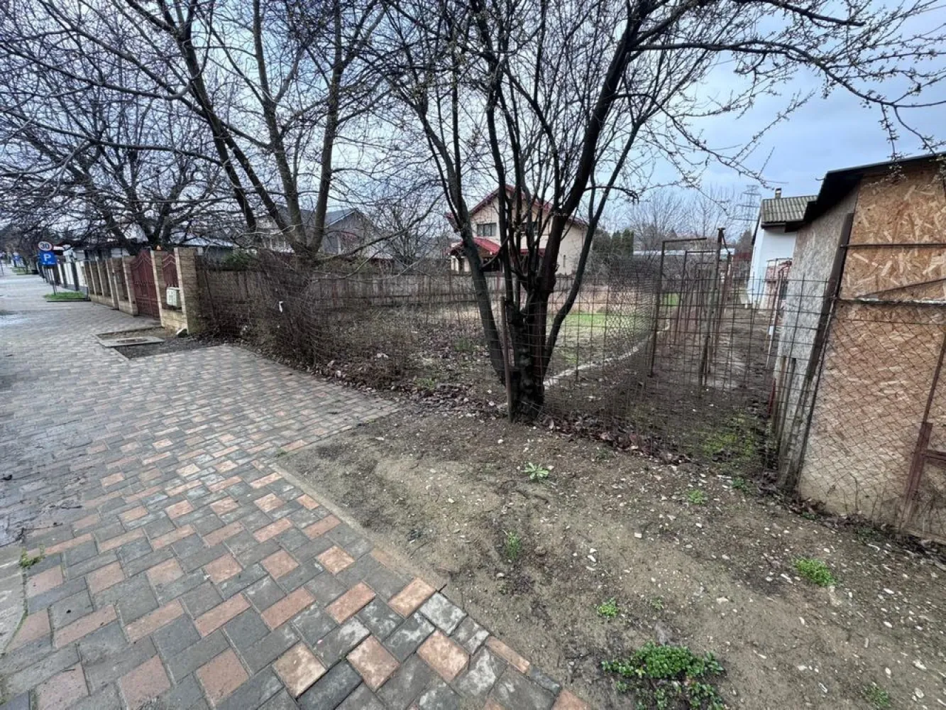 Teren cu casa zona CUG - Vând teren cu casă în Cug cu acces la două străzi Aleea Tudor Neculai și Aleea Valea Adâncă. Terenul are 876 mp din care 598 mp este teren în posesie și folosință iar cei 278 mp proprietate. Casa este intabulata și are regim de înălțime parter și pod locuibil / mansarda , amprenta la sol de 107 mp, total 214 mp cu tot cu mansarda . Casa a fost locuită până a o cumpără. Casa se află pe bucata de teren proprietate .

Nu se vinde pe bucăți. Se vinde întreaga proprietate.