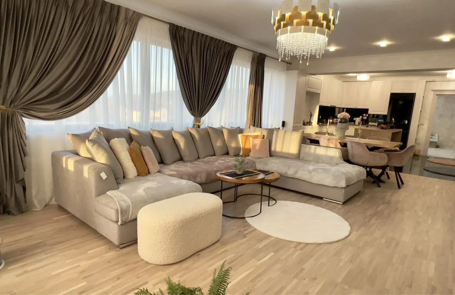 P. F. Penthouse Bucium 3 camere 140 mp MOBILAT - P. F. vând ap. de lux in Bucium , fundac Teohari Antonescu nr. 3 , ap. 3 camere , foarte spațios 110mp utili + balcon de 30 mp , la et. 2 , cu o priveliște asupra orașului suprbă . Construcție pe cadre cu izolatie exterioara de 15 cm ( foarte călduros ) ,cu BUNCĂR la subsol , parc de relaxare in curtea interioară , cât și exterioara a blocului .! 

 Construcție executată in anul 2018 de firmă de construcții de mare prestigiu “ Cris Crisco” SRL , numele proiectului fiind: “ La Pini Crisco Residence” .. îl găsiți și pe Google!

Amenajarea a fost făcută in anul 2023, deci totul este NOU !!

Sau folosit in amenajare următoarele :
- uși LEMN 
- pe jos MARMURA Neagra , parchet LEMN și mochetă
- pereți din STUC Veneto 
 - etc...

 Fiind branșat la toate utilitățile :
- apă 
- canalizare
- gaz
- curent electric 
 
Se vinde complet mobilat, ca in poze

 = INTABULAT=
 Parcare privată in curtea blocului