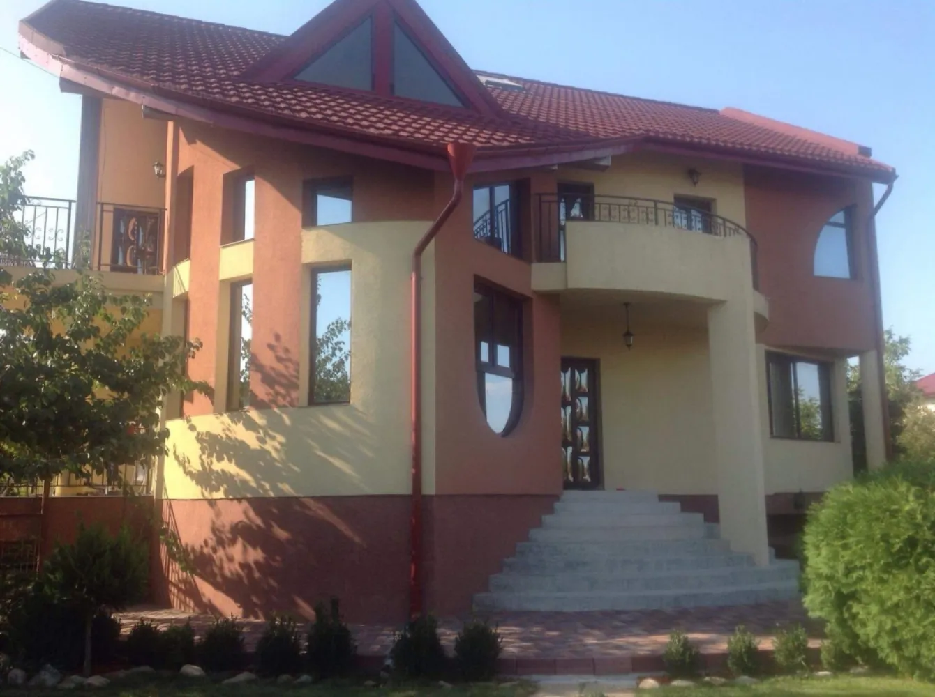Vanzare vila 300mp,D+P+E+M,Iasi Belvedere-Rond Vechi,teren 550 mp - Proprietar,vila 300 mp utili,demisol,parter,etaj si mansarda,6 camere,3 bai,1 bucatarie,2 dressinguri,1 living,1 terasa,2 balcoane,construcție si finisaje premium,teren 550 mp,asfalt,toate utilitatile(gaz,curent,apa,canalizare,internet,lumina stradală) vedere panoramică,zona linistita
-Demisol:44 mp,garaj,camera tehnica,hol,casa scării 
-Parter:100 m,Incalzire pardoseala,living(înălțime 4m),bucatarie(20 mp),1 camera,dresing,baie,terasa mare,hol
-Etaj:100 mp,birou,2 camere,dresing,baie,2 balcoane
-Mansarda:planșeu beton,60 mp,hol,2 camere,baie,2 magazii,acces scara interioara
-teren frumos amenajat,gazon,conifere,pomi fructiferi,2 foișoare,beci