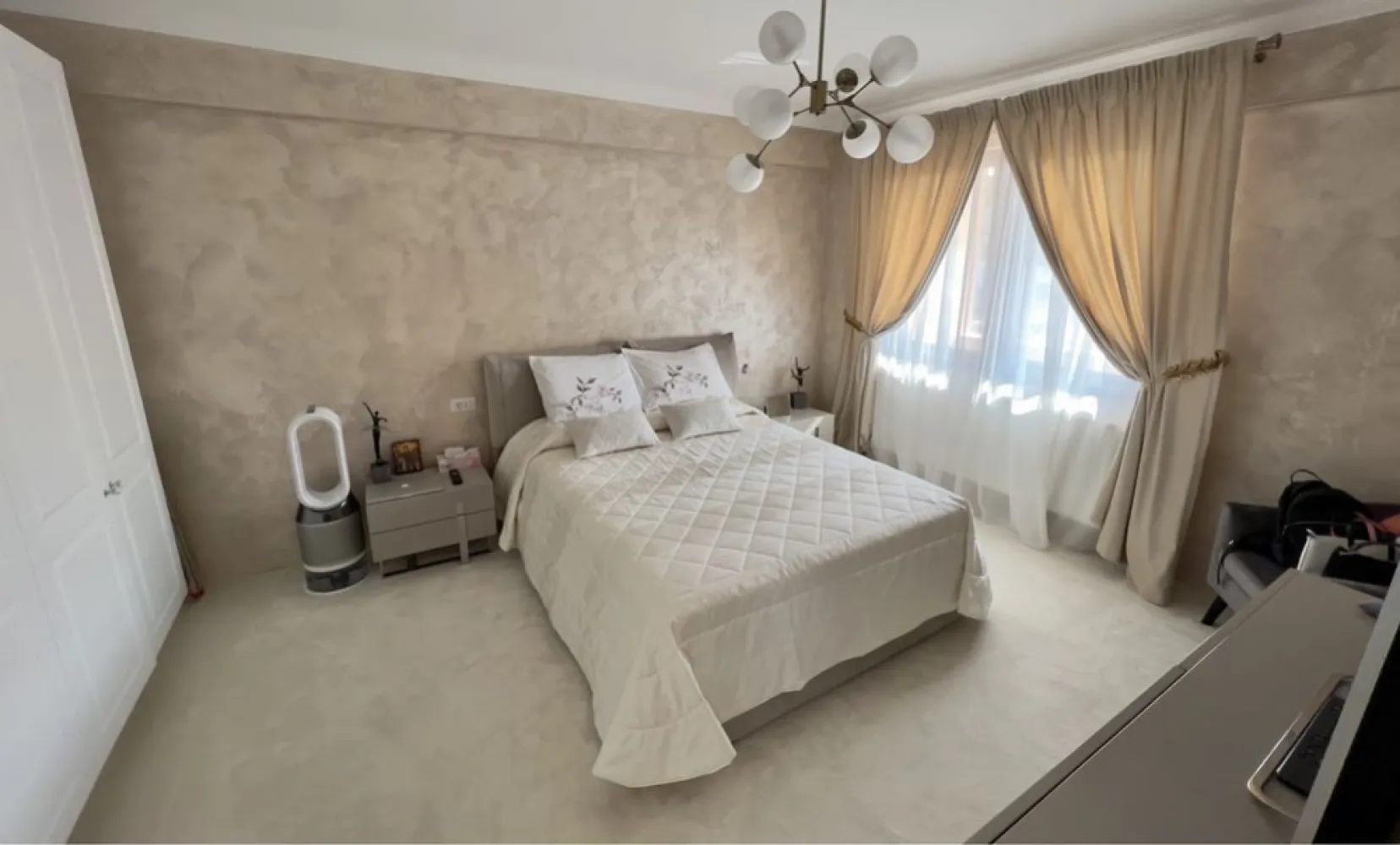 P. F. Penthouse Bucium 3 camere 140 mp MOBILAT - P. F. vând ap. de lux in Bucium , fundac Teohari Antonescu nr. 3 , ap. 3 camere , foarte spațios 110mp utili + balcon de 30 mp , la et. 2 , cu o priveliște asupra orașului suprbă . Construcție pe cadre cu izolatie exterioara de 15 cm ( foarte călduros ) ,cu BUNCĂR la subsol , parc de relaxare in curtea interioară , cât și exterioara a blocului .! 

 Construcție executată in anul 2018 de firmă de construcții de mare prestigiu “ Cris Crisco” SRL , numele proiectului fiind: “ La Pini Crisco Residence” .. îl găsiți și pe Google!

Amenajarea a fost făcută in anul 2023, deci totul este NOU !!

Sau folosit in amenajare următoarele :
- uși LEMN 
- pe jos MARMURA Neagra , parchet LEMN și mochetă
- pereți din STUC Veneto 
 - etc...

 Fiind branșat la toate utilitățile :
- apă 
- canalizare
- gaz
- curent electric 
 
Se vinde complet mobilat, ca in poze

 = INTABULAT=
 Parcare privată in curtea blocului